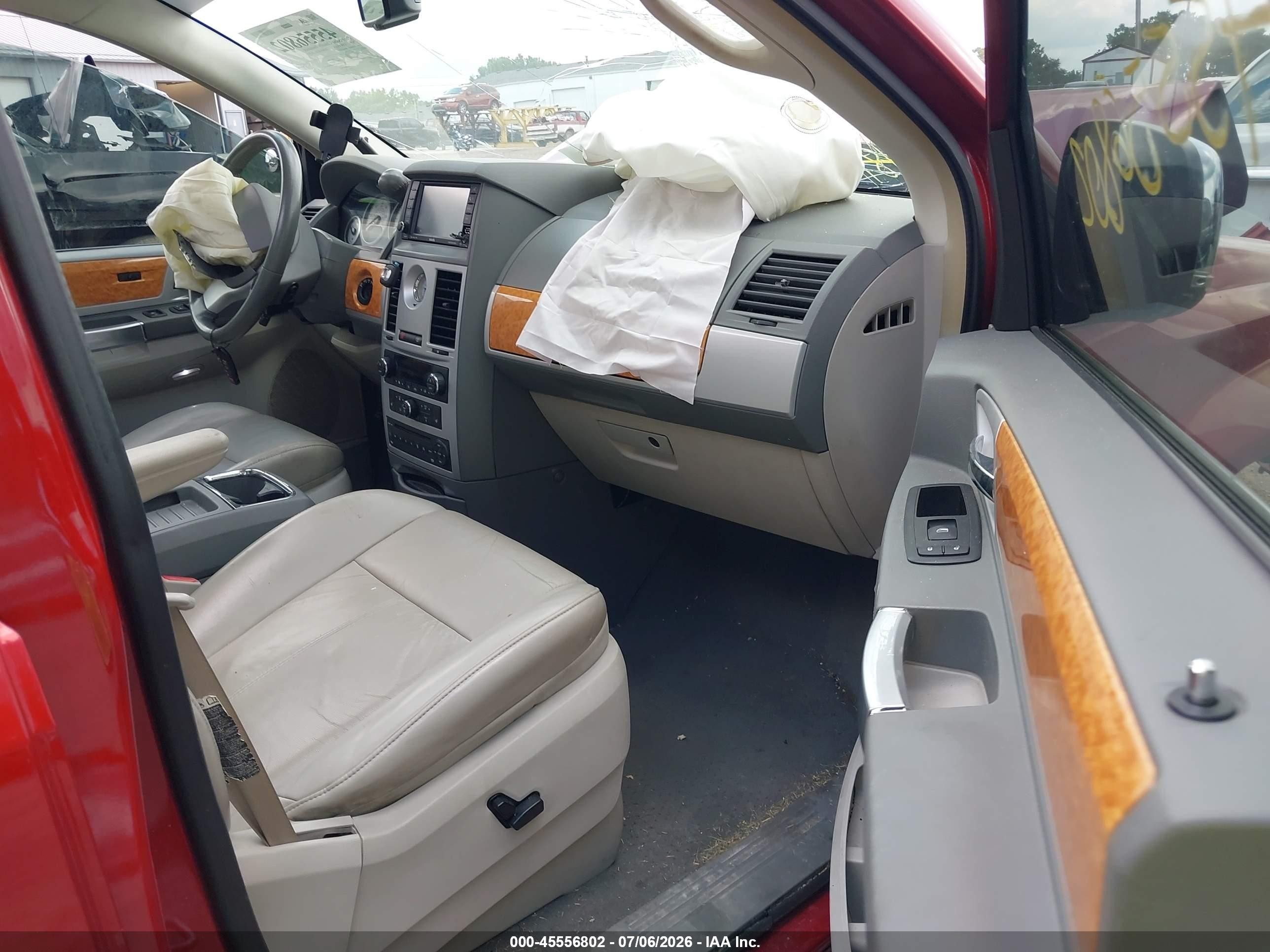 2008 Chrysler Town & Country Limited Red vin: 2A8HR64X68R661481