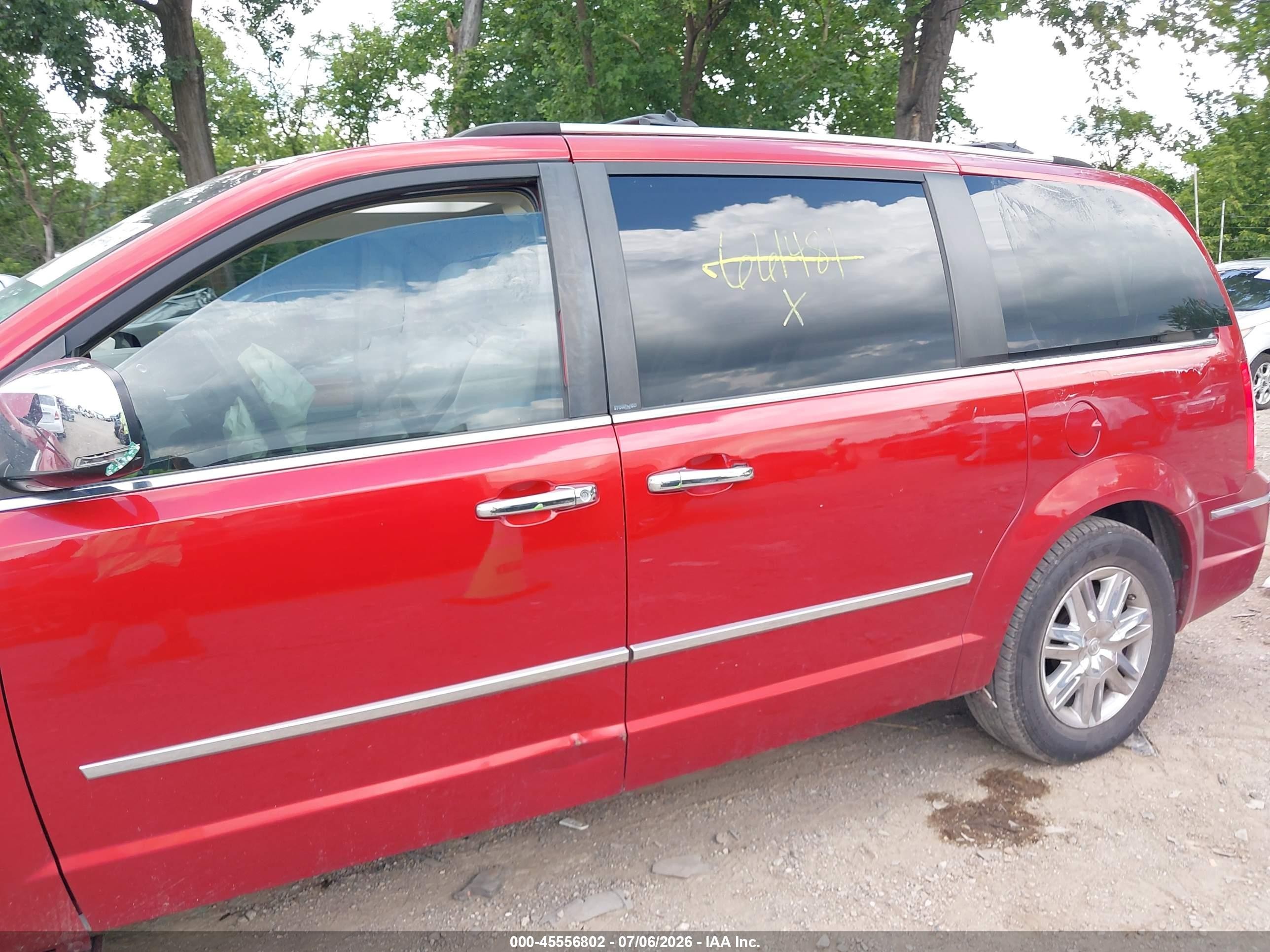 2008 Chrysler Town & Country Limited Red vin: 2A8HR64X68R661481
