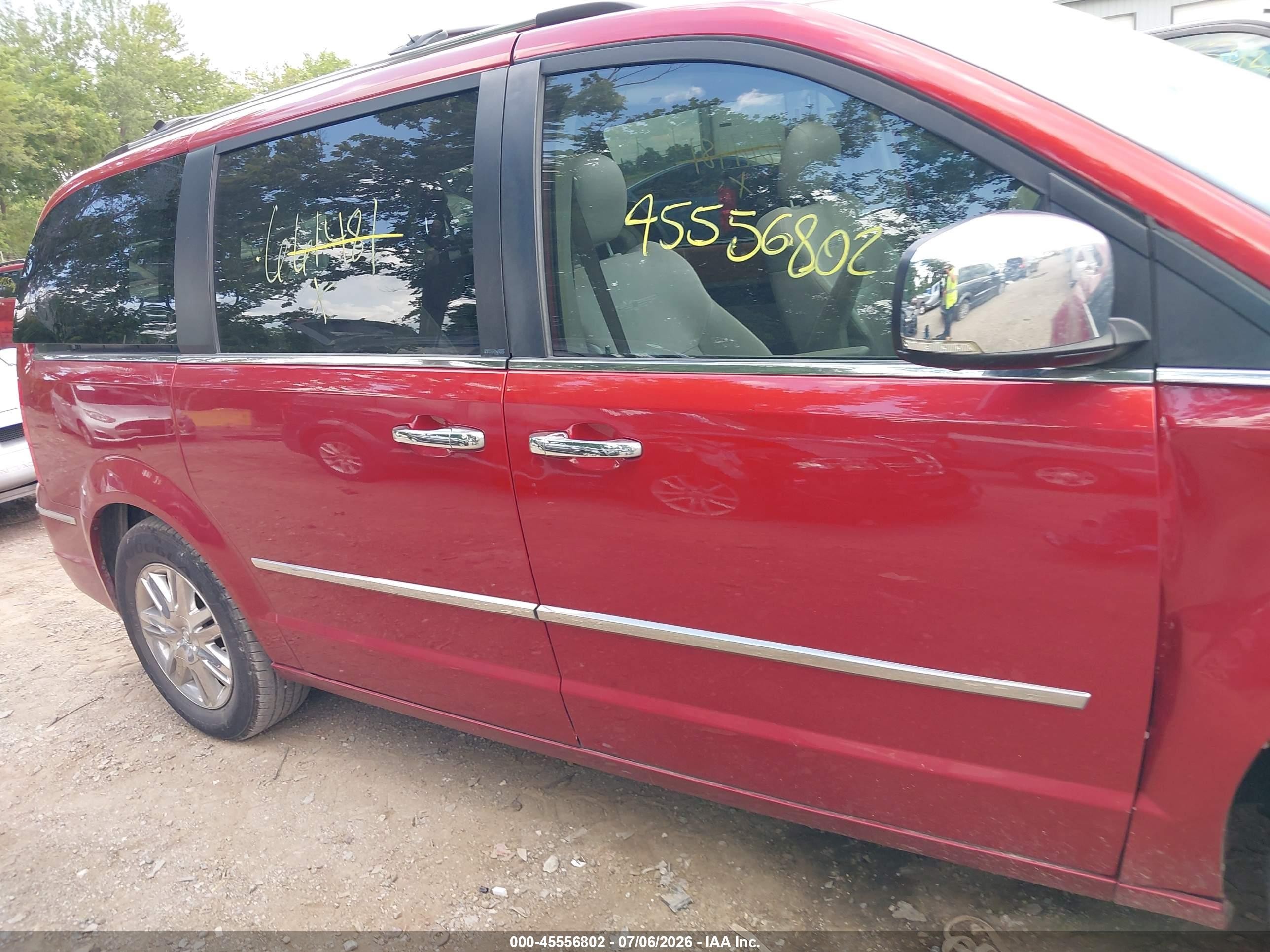 2008 Chrysler Town & Country Limited Red vin: 2A8HR64X68R661481