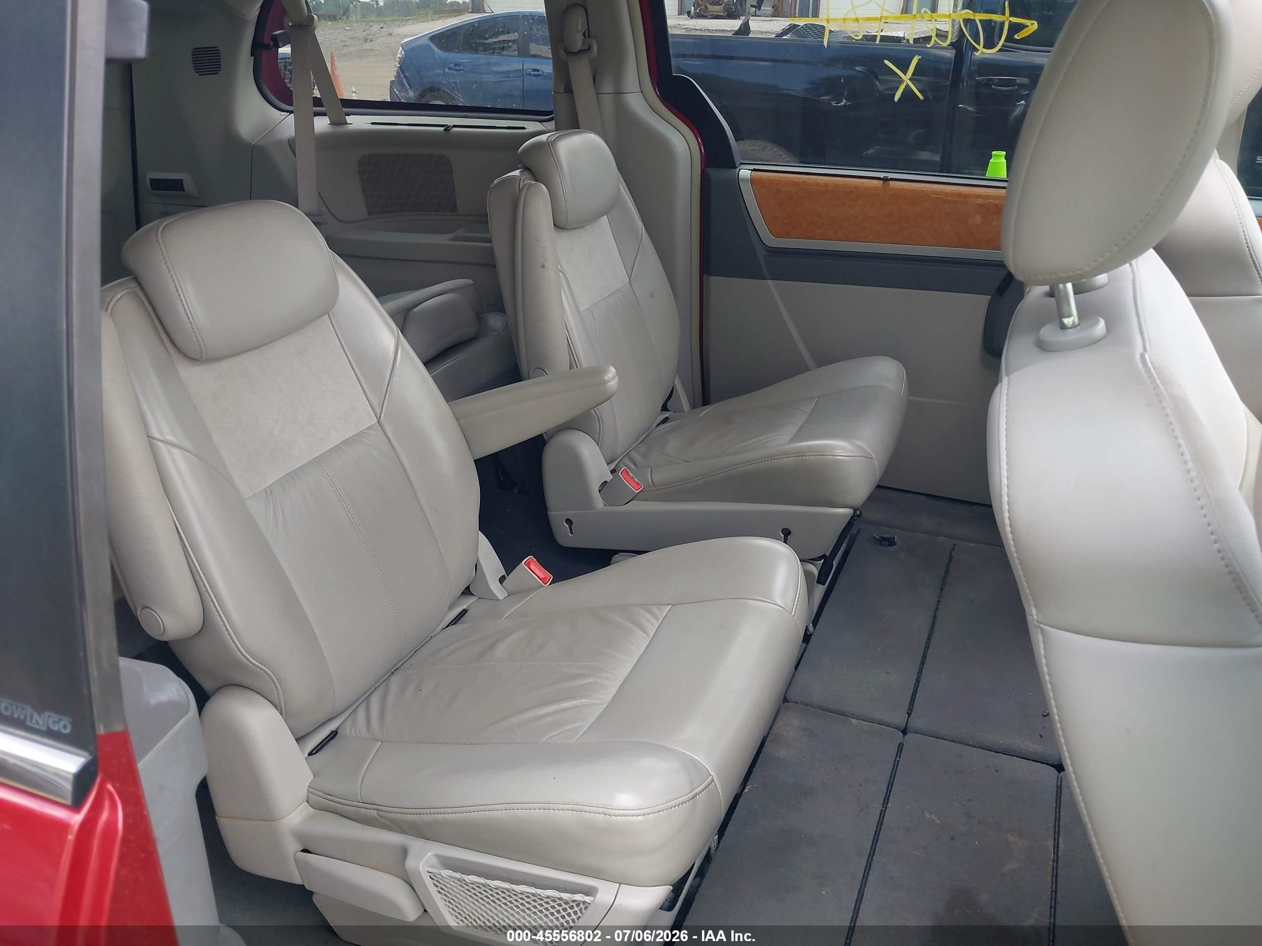 2008 Chrysler Town & Country Limited Red vin: 2A8HR64X68R661481