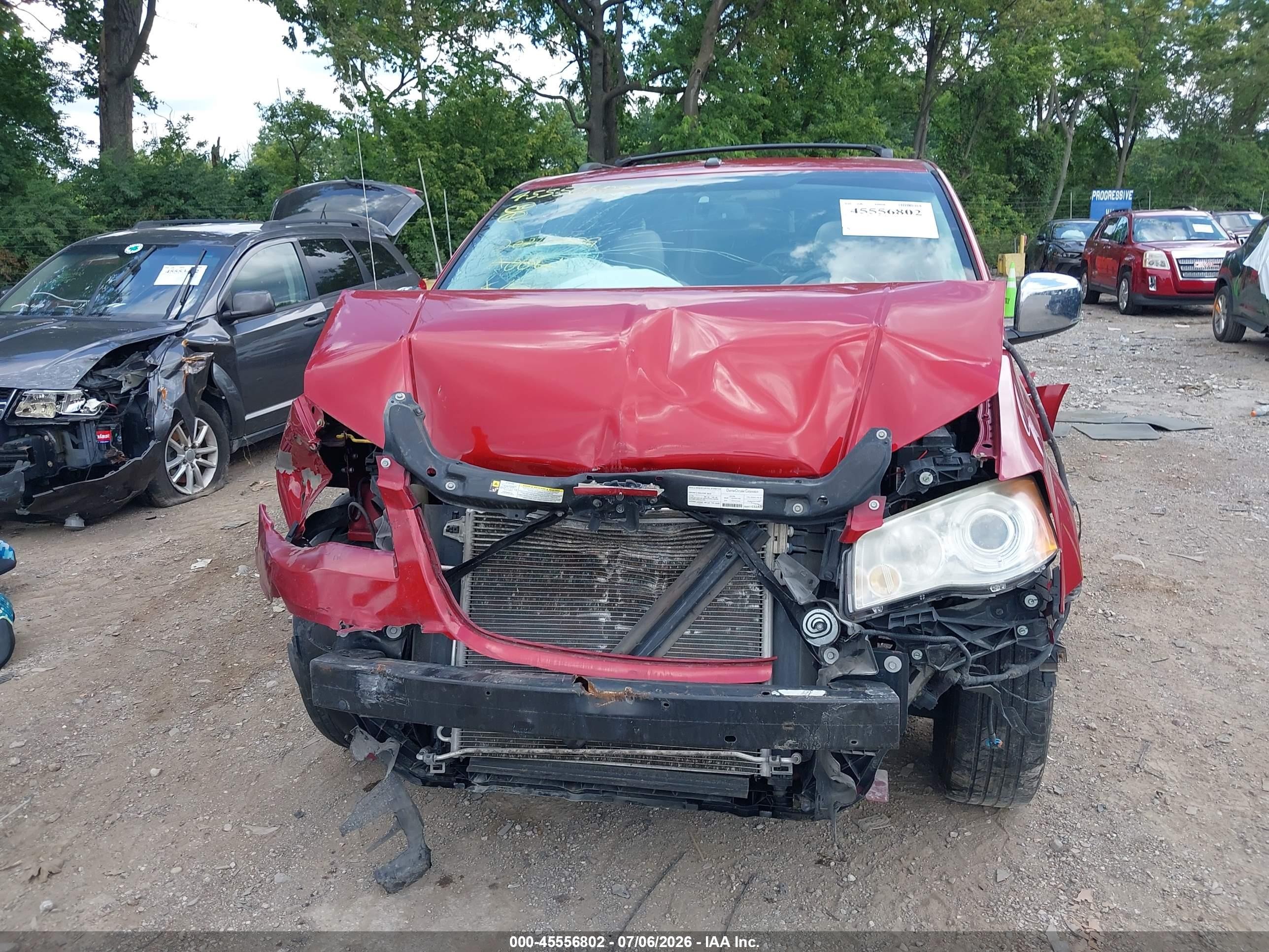 2008 Chrysler Town & Country Limited Red vin: 2A8HR64X68R661481
