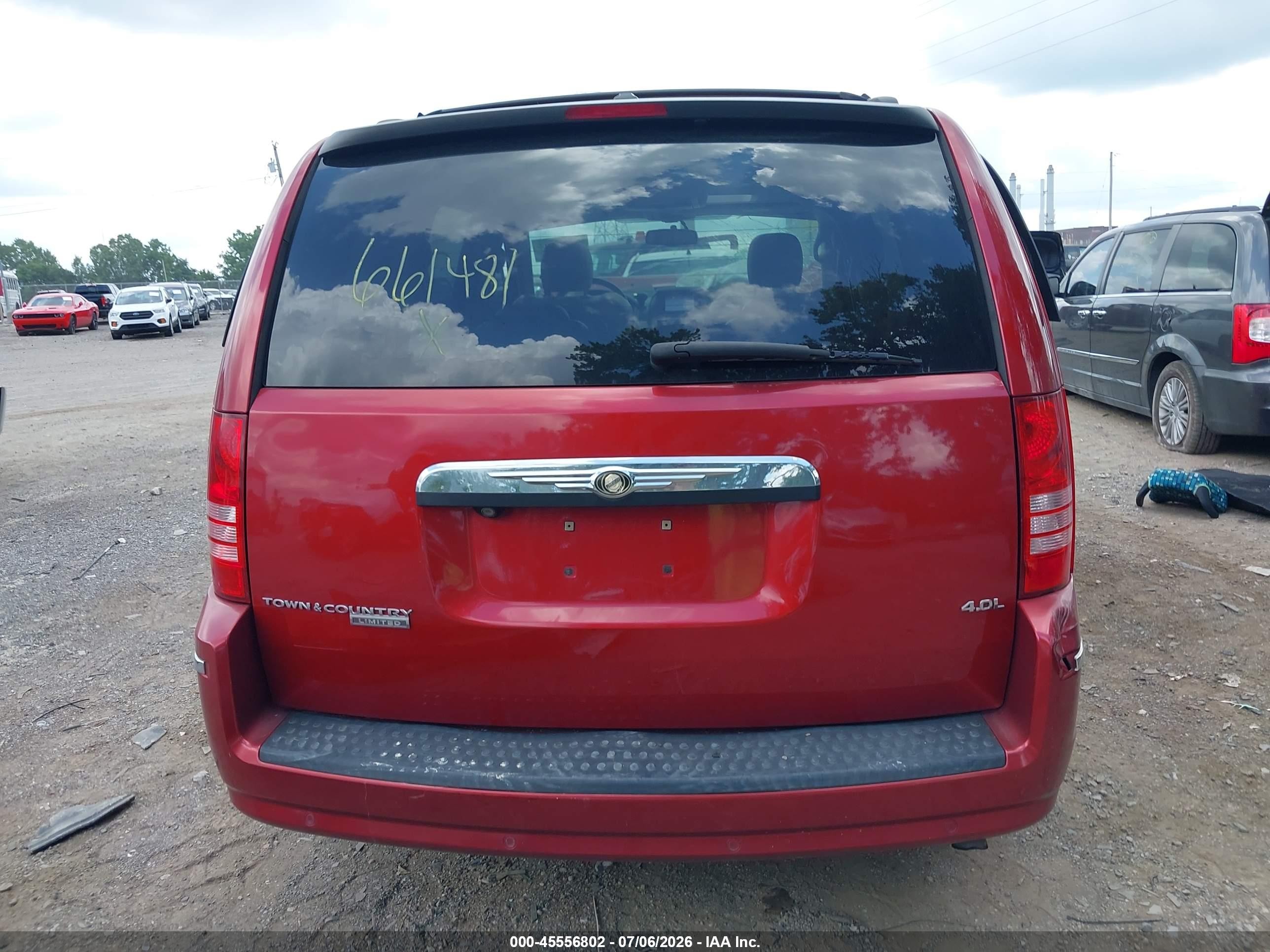 2008 Chrysler Town & Country Limited Red vin: 2A8HR64X68R661481