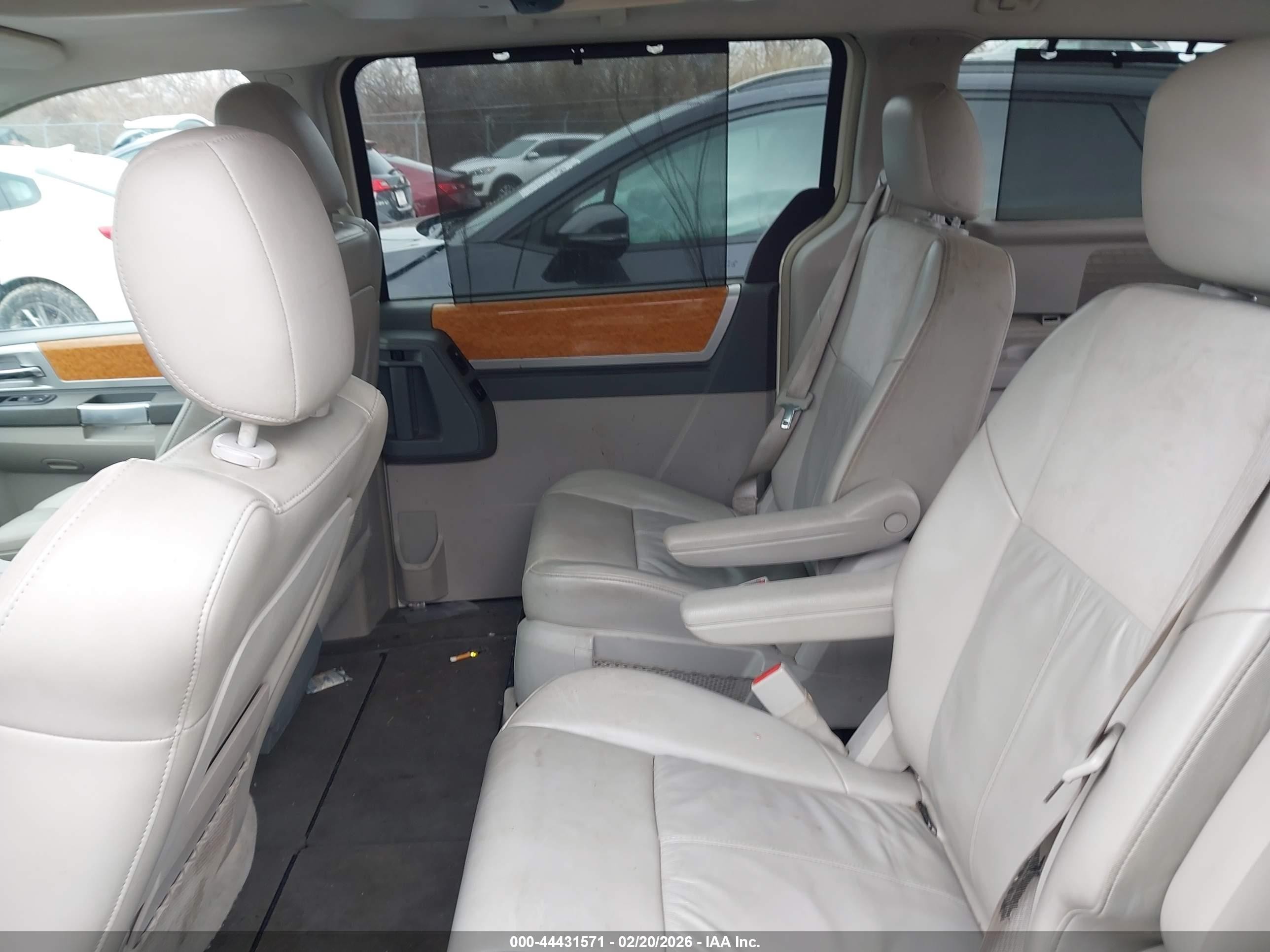 2008 Chrysler Town & Country Limited White vin: 2A8HR64X68R691242