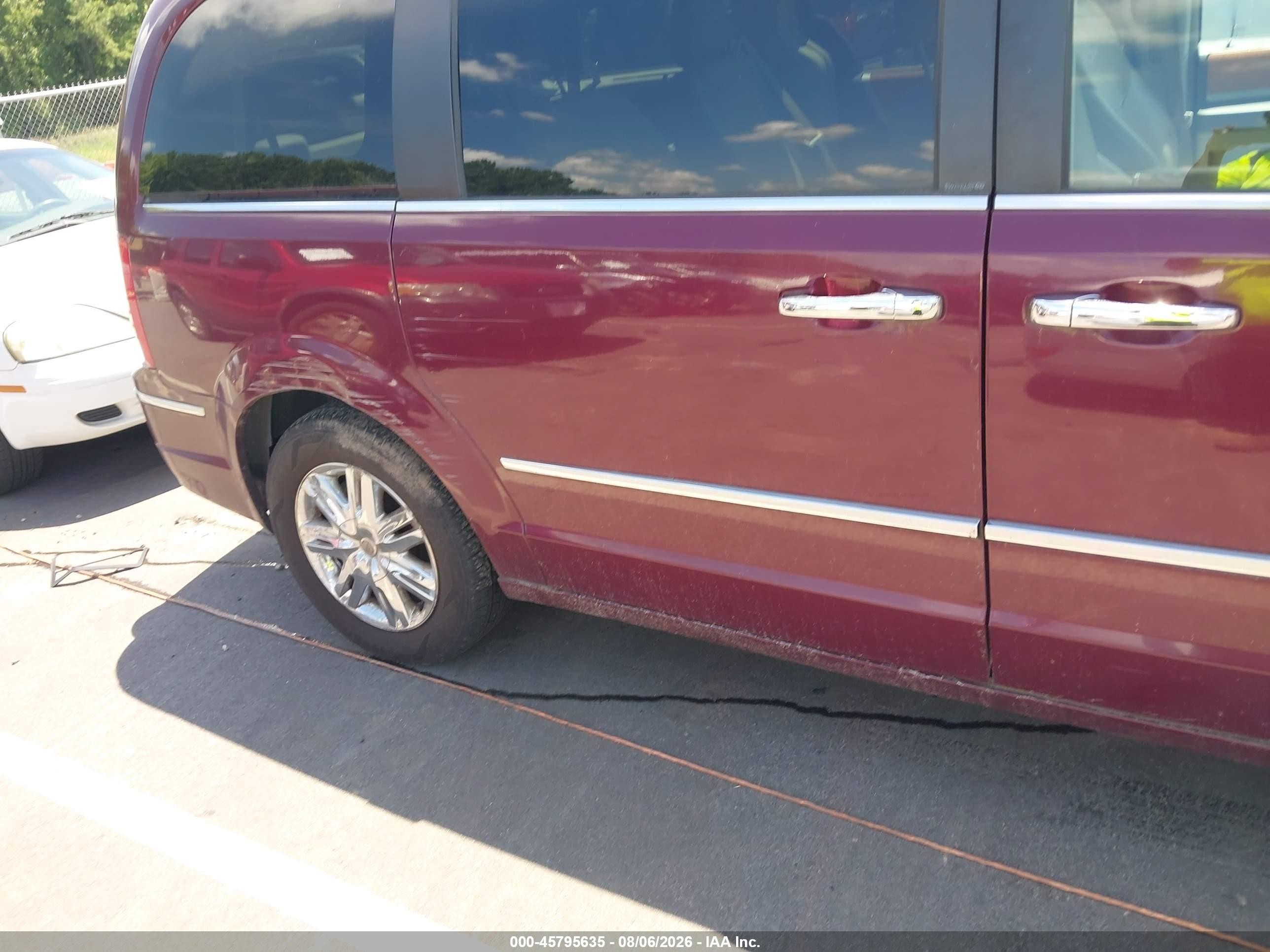 2008 Chrysler Town & Country Limited Red vin: 2A8HR64X68R718018