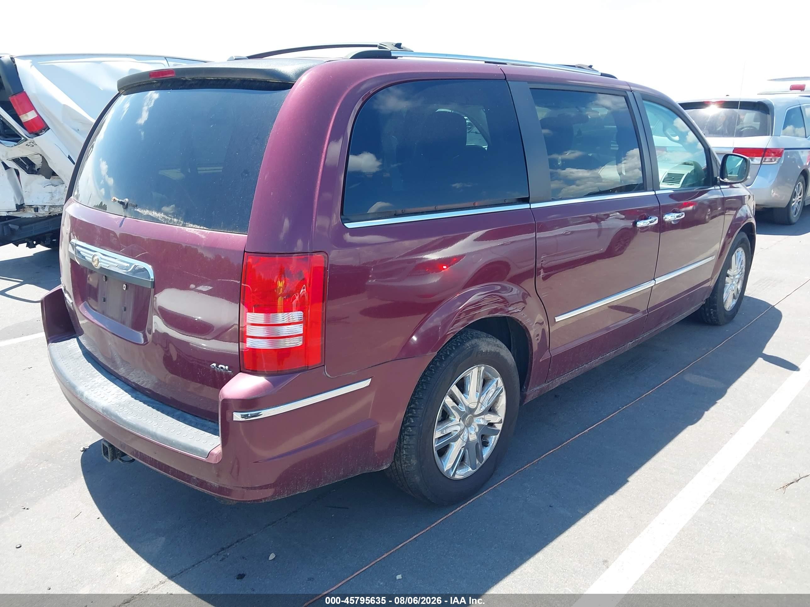 2008 Chrysler Town & Country Limited Red vin: 2A8HR64X68R718018