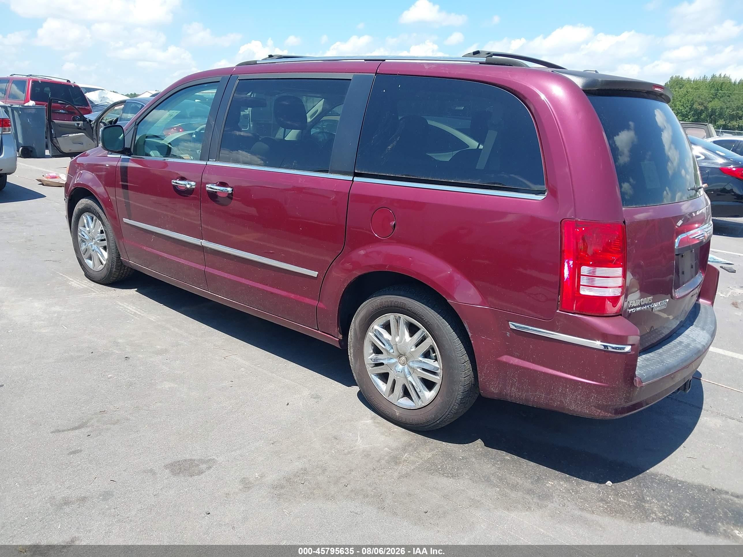 2008 Chrysler Town & Country Limited Red vin: 2A8HR64X68R718018