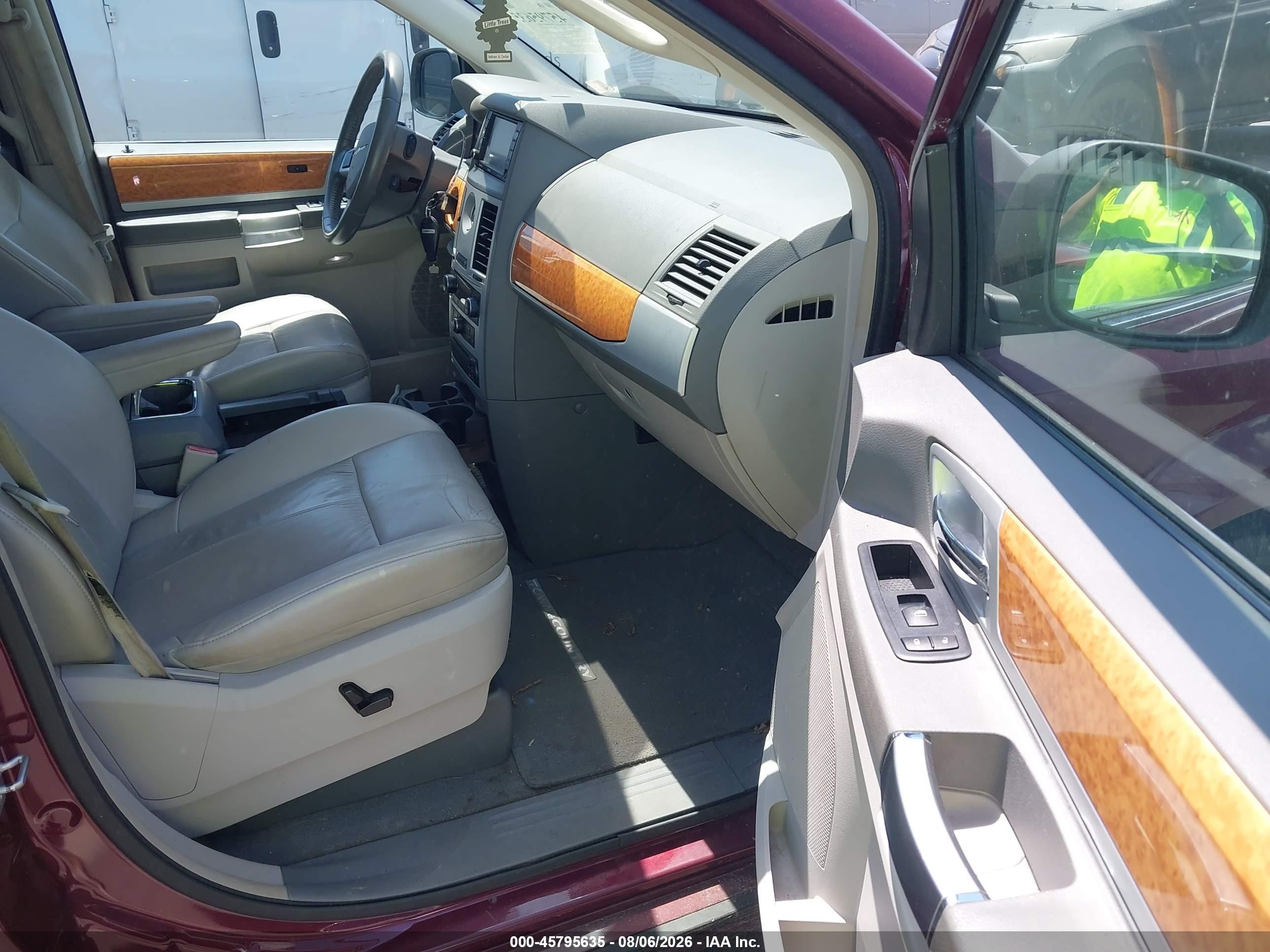 2008 Chrysler Town & Country Limited Red vin: 2A8HR64X68R718018