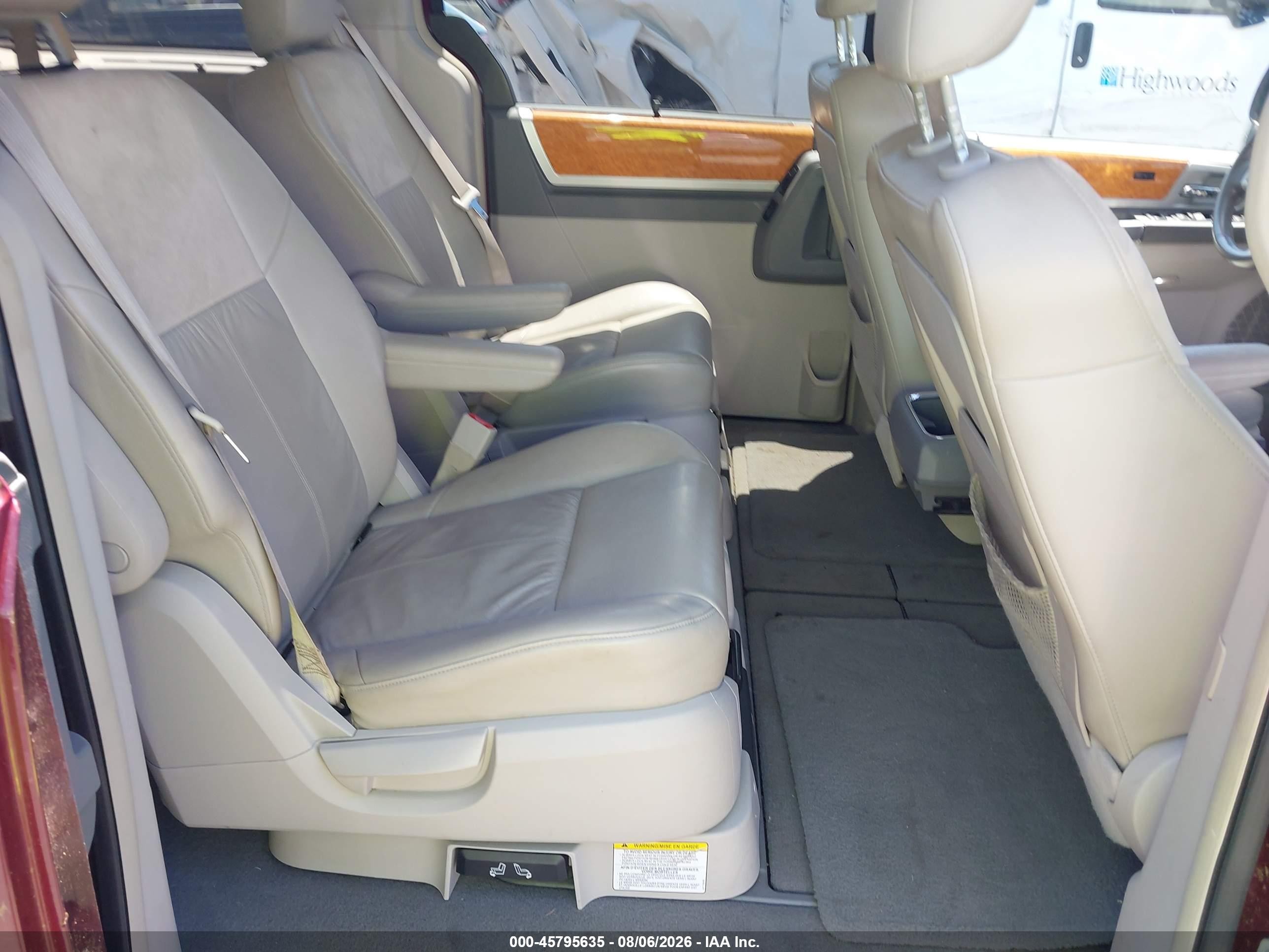 2008 Chrysler Town & Country Limited Red vin: 2A8HR64X68R718018