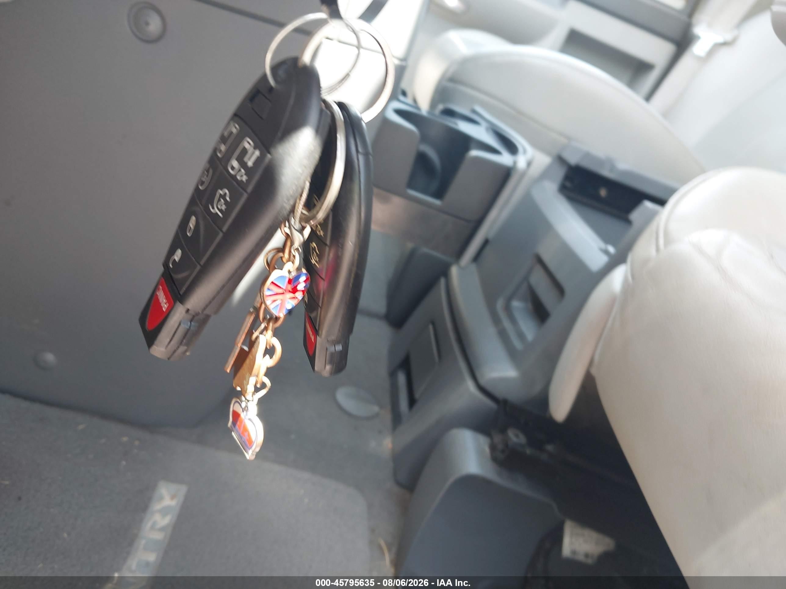 2008 Chrysler Town & Country Limited Red vin: 2A8HR64X68R718018