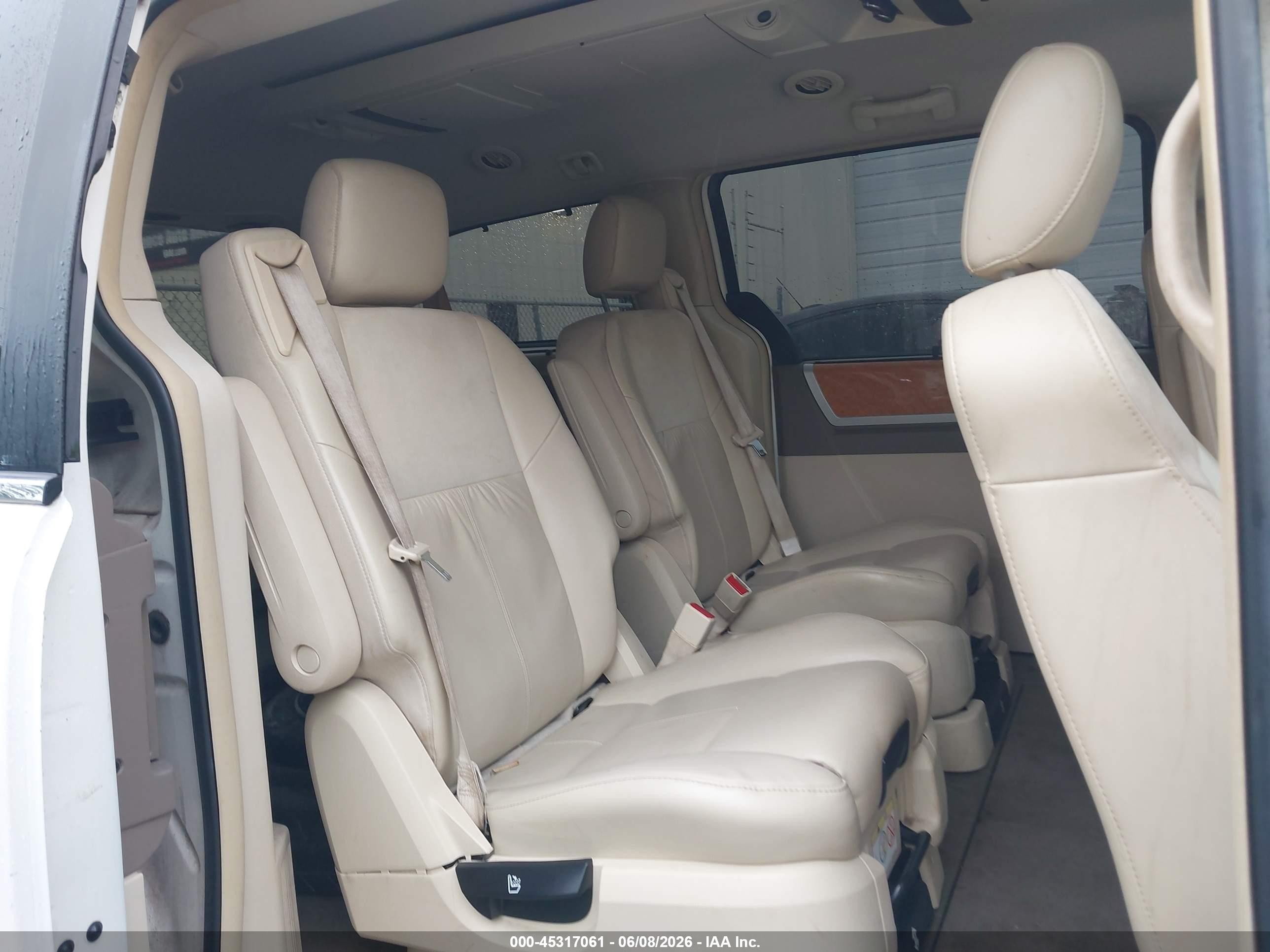 2009 Chrysler Town & Country Limited White vin: 2A8HR64X69R583687