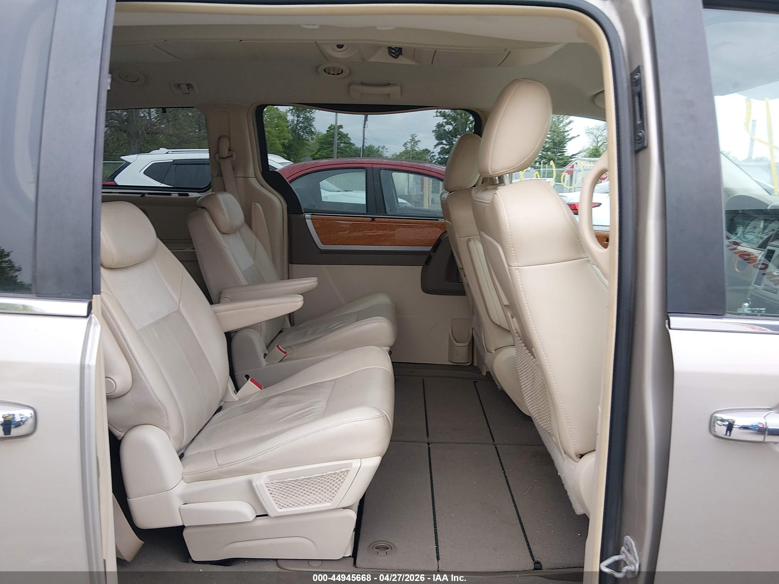 2009 Chrysler Town & Country Limited Gold vin: 2A8HR64X89R558208