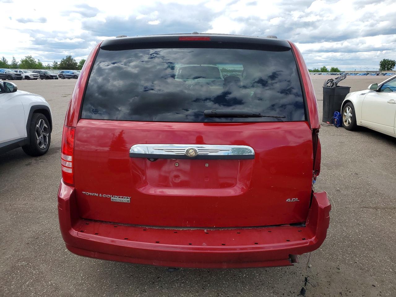 2008 Chrysler Town & Country Limited Red vin: 2A8HR64X98R688352