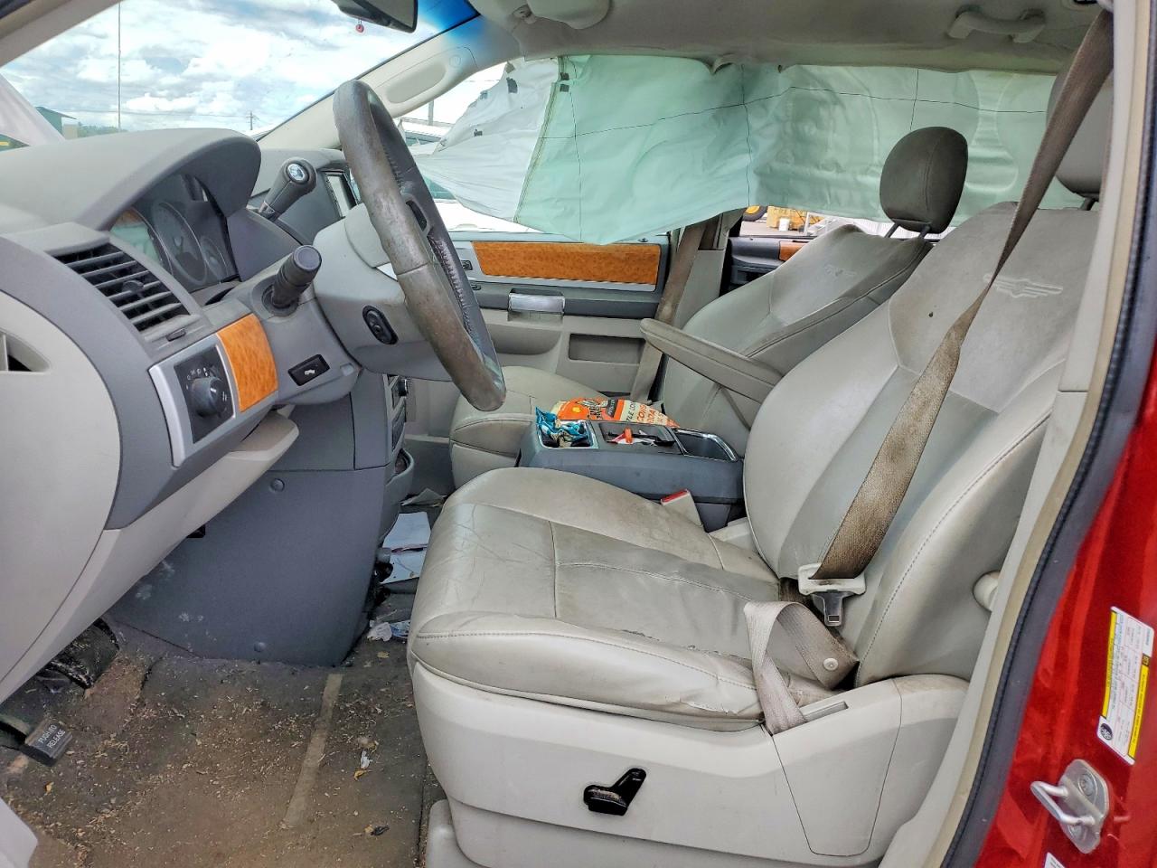 2008 Chrysler Town & Country Limited Red vin: 2A8HR64X98R688352