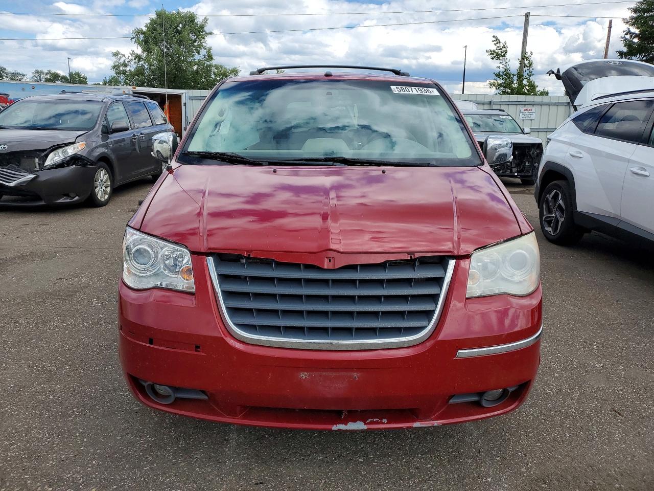 2008 Chrysler Town & Country Limited Red vin: 2A8HR64X98R688352