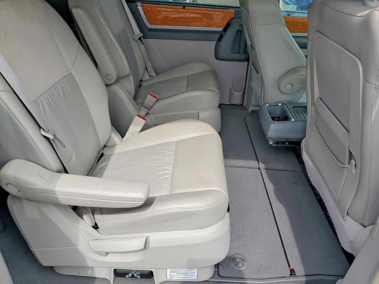 2008 Chrysler Town And Country Maroon vin: 2A8HR64X98R714092