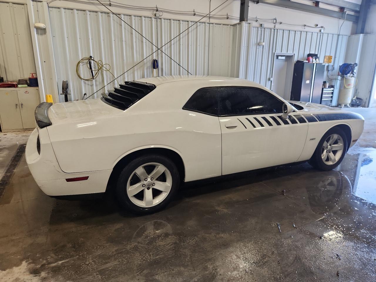 2011 Dodge Challenger White vin: 2B3CJ4DG9BH596234 Damage: Right Qtr Panel, Dent(S) W/ Paint Dmg, 1/2 To 1 Inch
