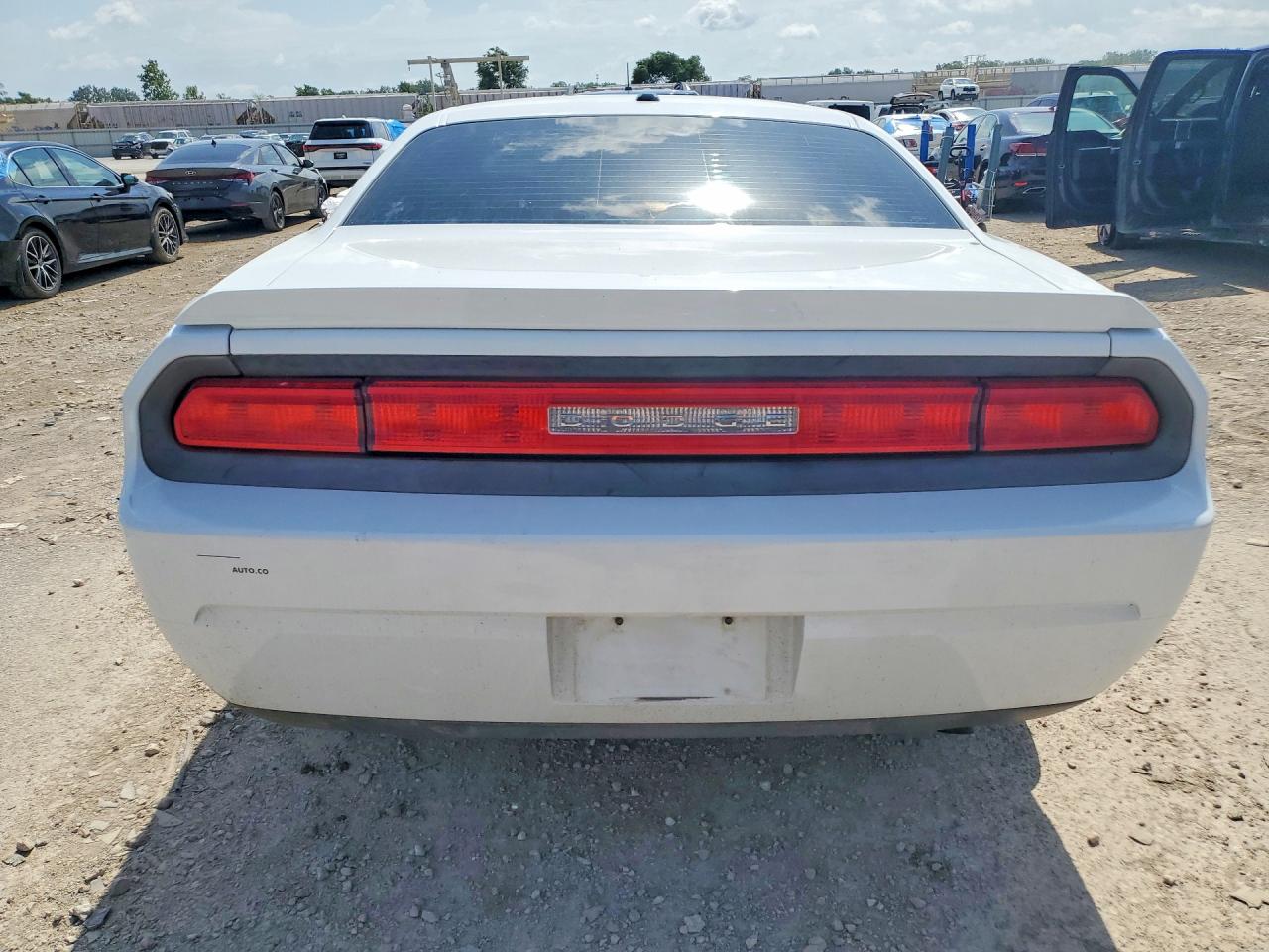 2010 Dodge Challenger Se White vin: 2B3CJ4DV4AH264893
