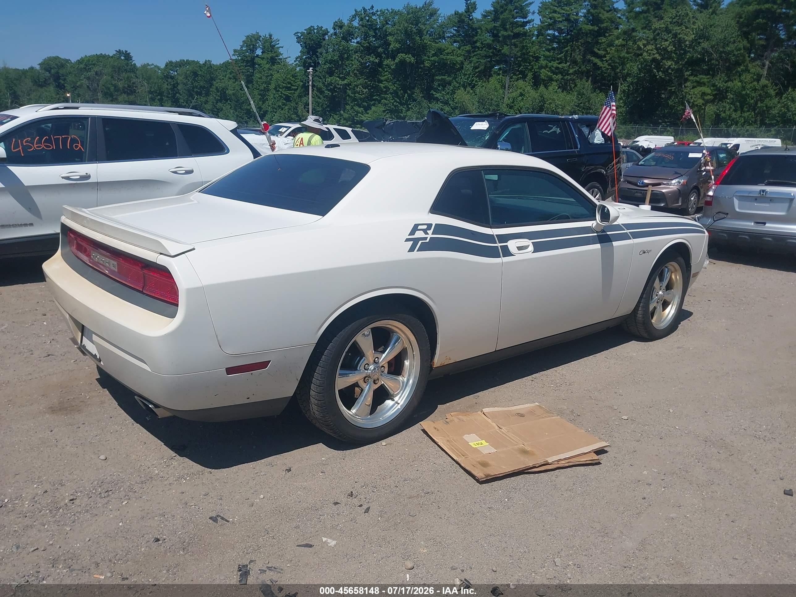 2010 Dodge Challenger R/t White vin: 2B3CJ5DT0AH166920