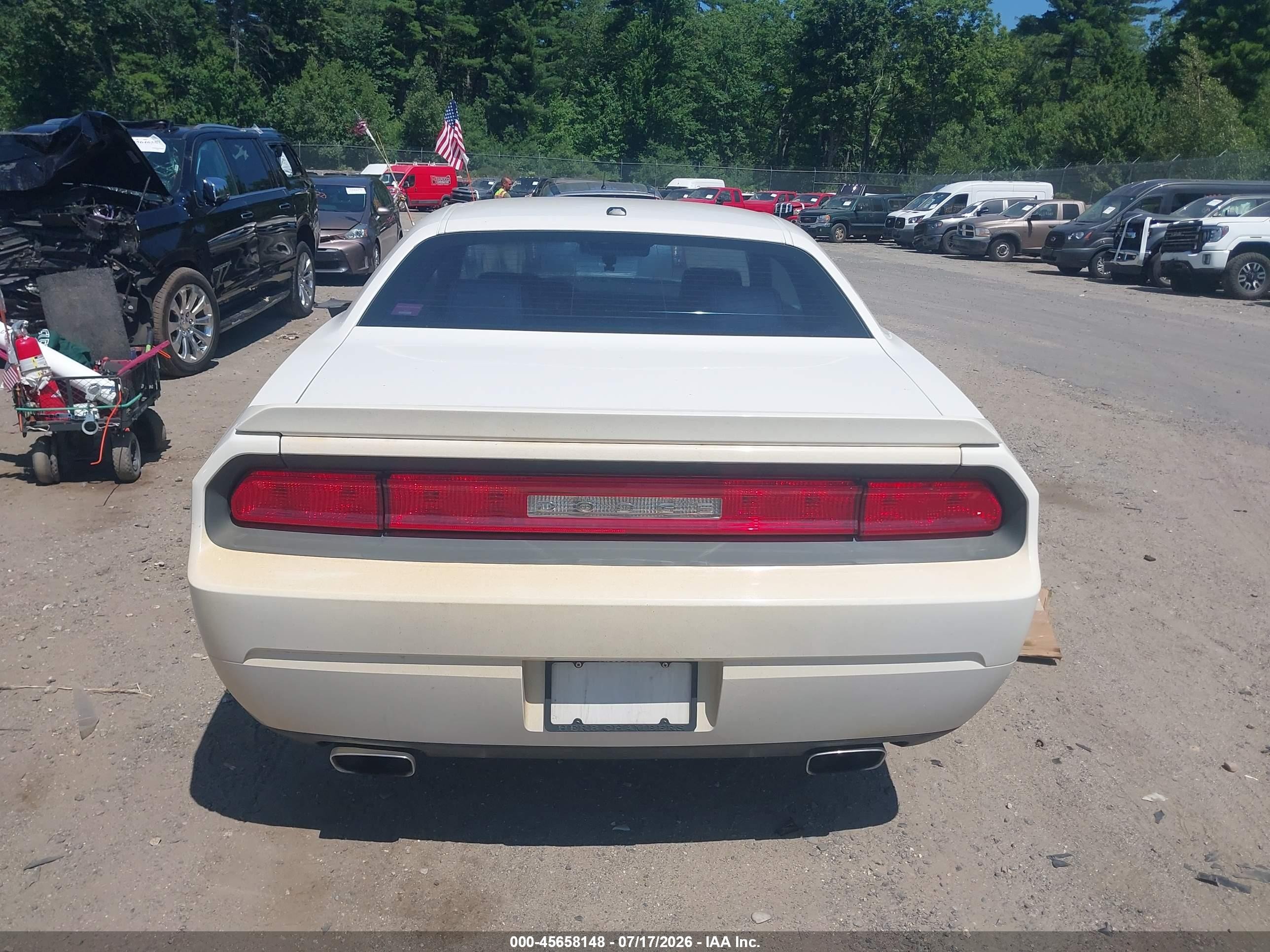 2010 Dodge Challenger R/t White vin: 2B3CJ5DT0AH166920