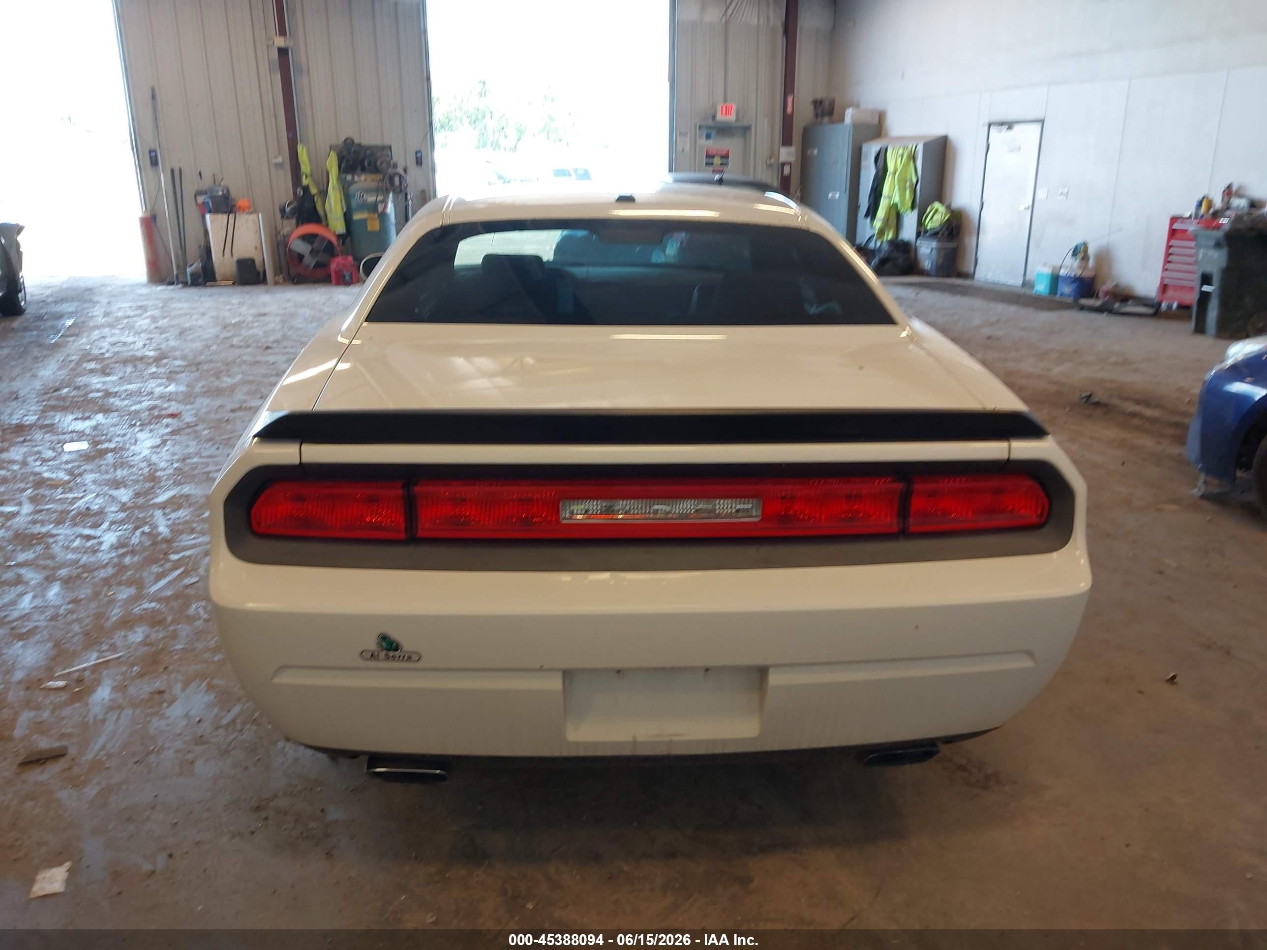 2010 Dodge Challenger R/t White vin: 2B3CJ5DT0AH255256