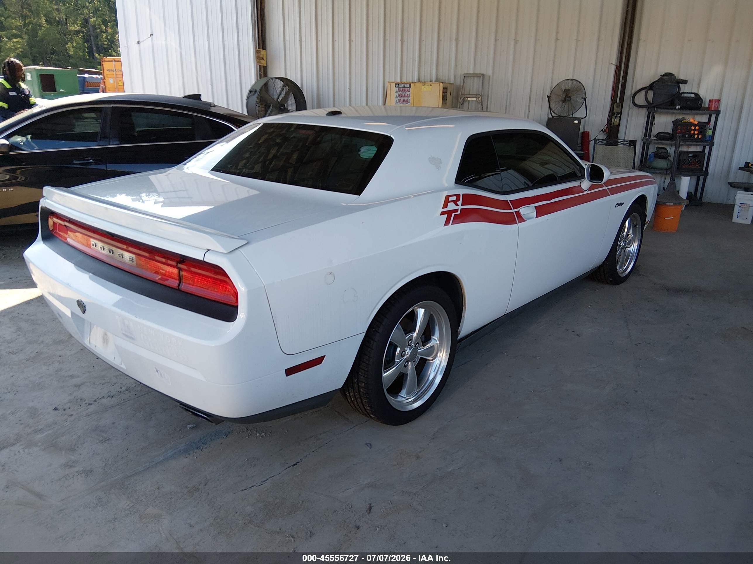 2011 Dodge Challenger R/t White vin: 2B3CJ5DT9BH604819