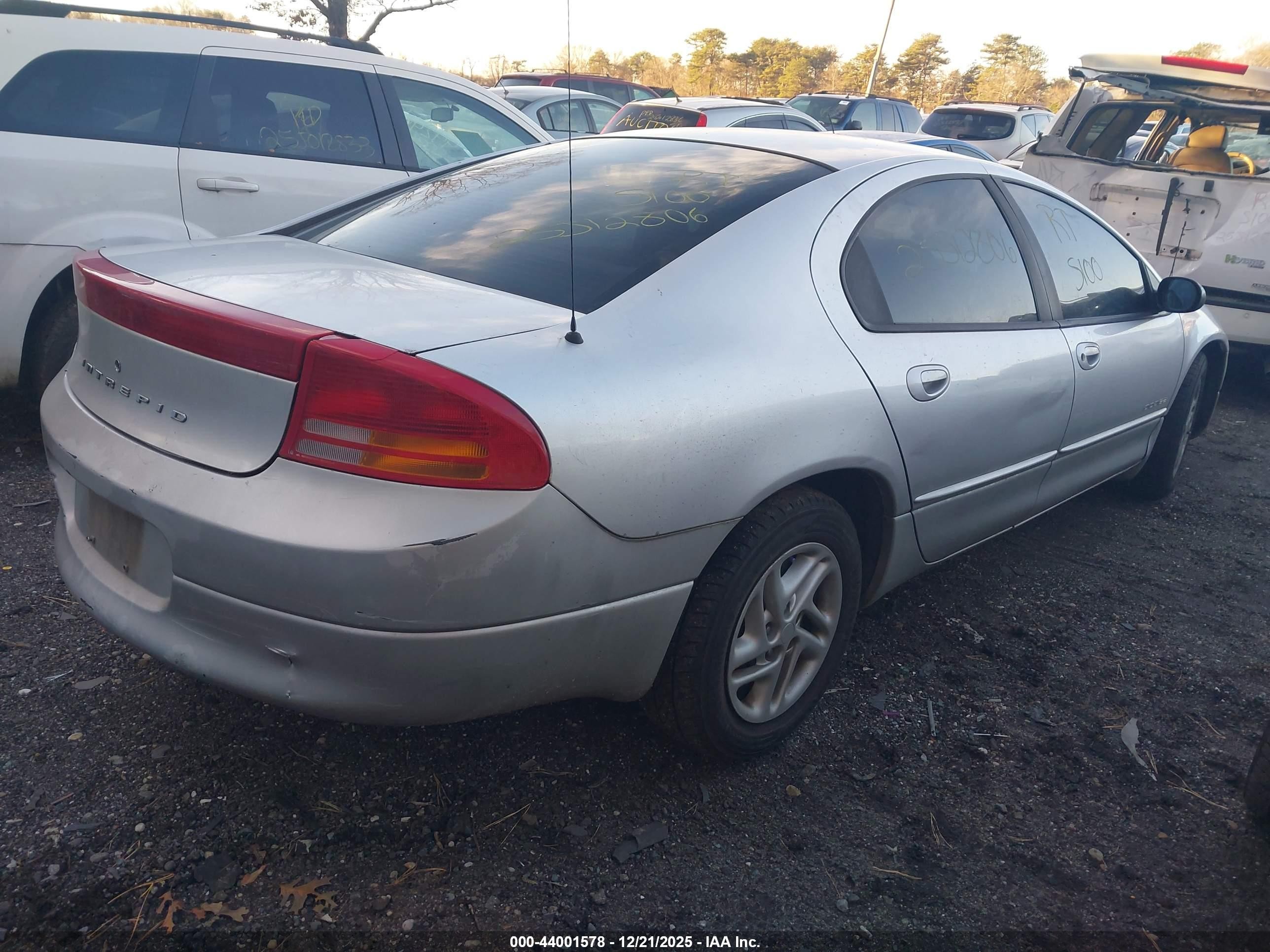 2000 Dodge Intrepid   Silver vin: 2B3HD46R8YH442604