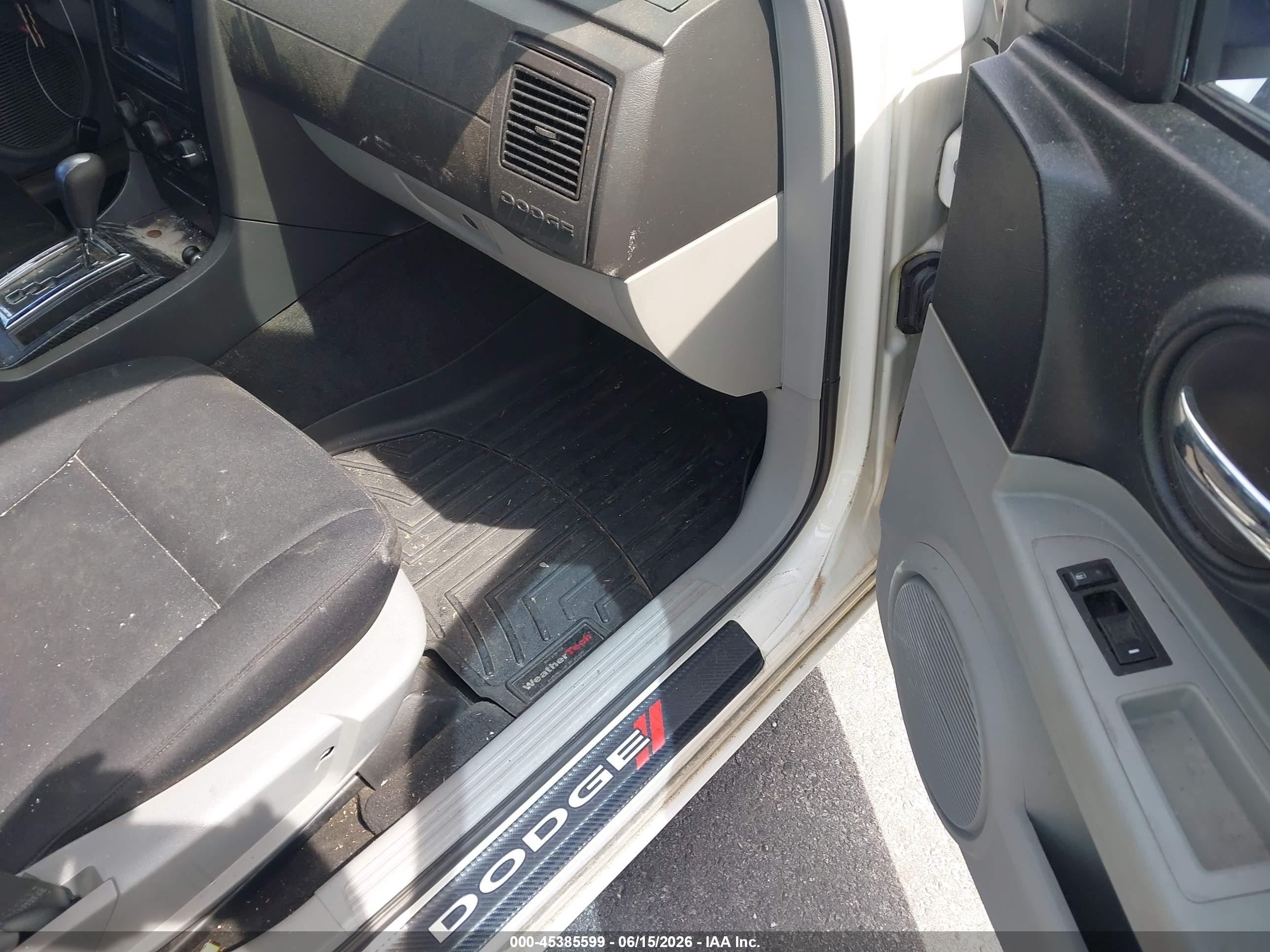 2006 Dodge Charger   White vin: 2B3KA43G16H422578