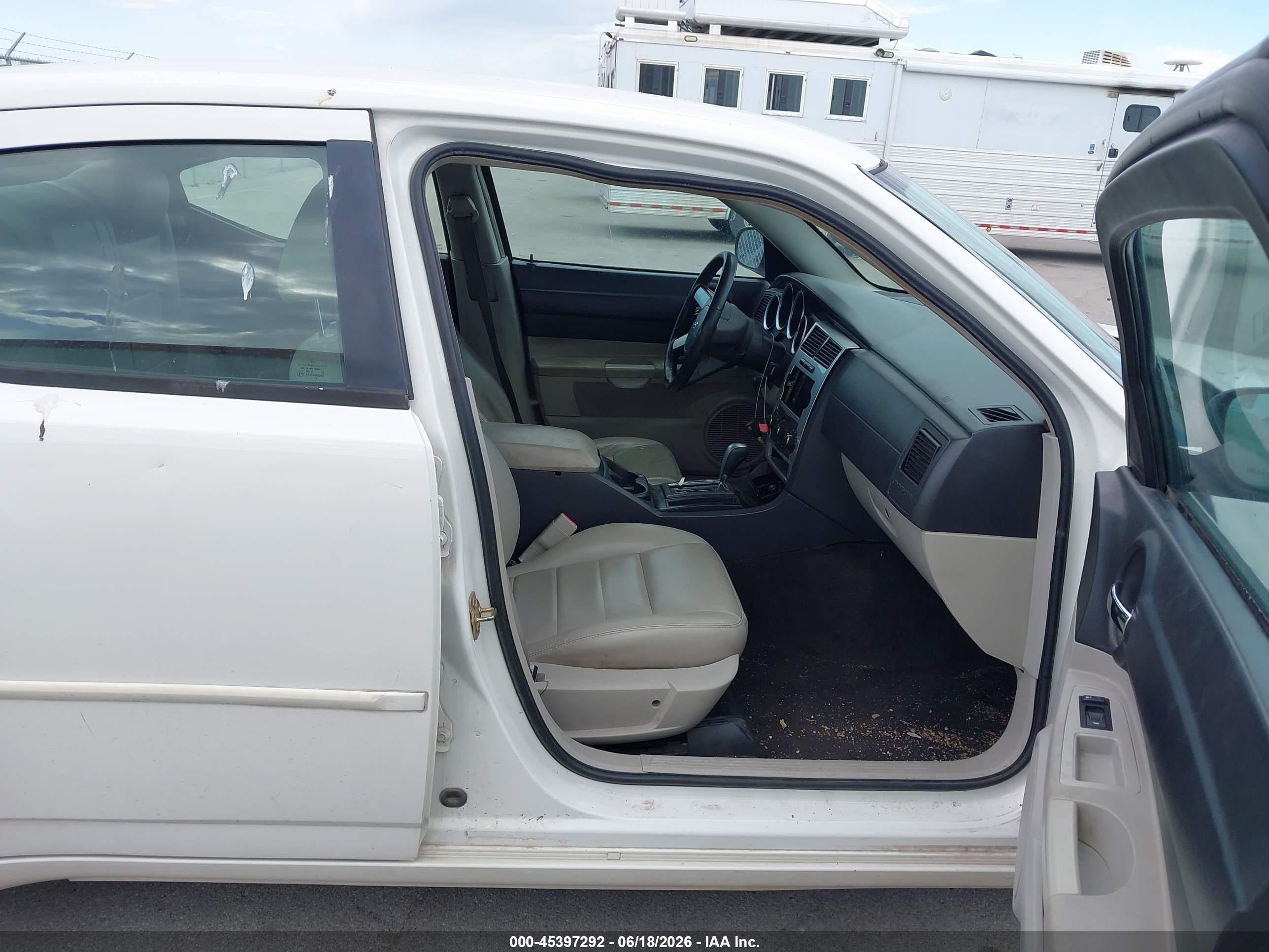 2006 Dodge Charger   White vin: 2B3KA43G96H237999
