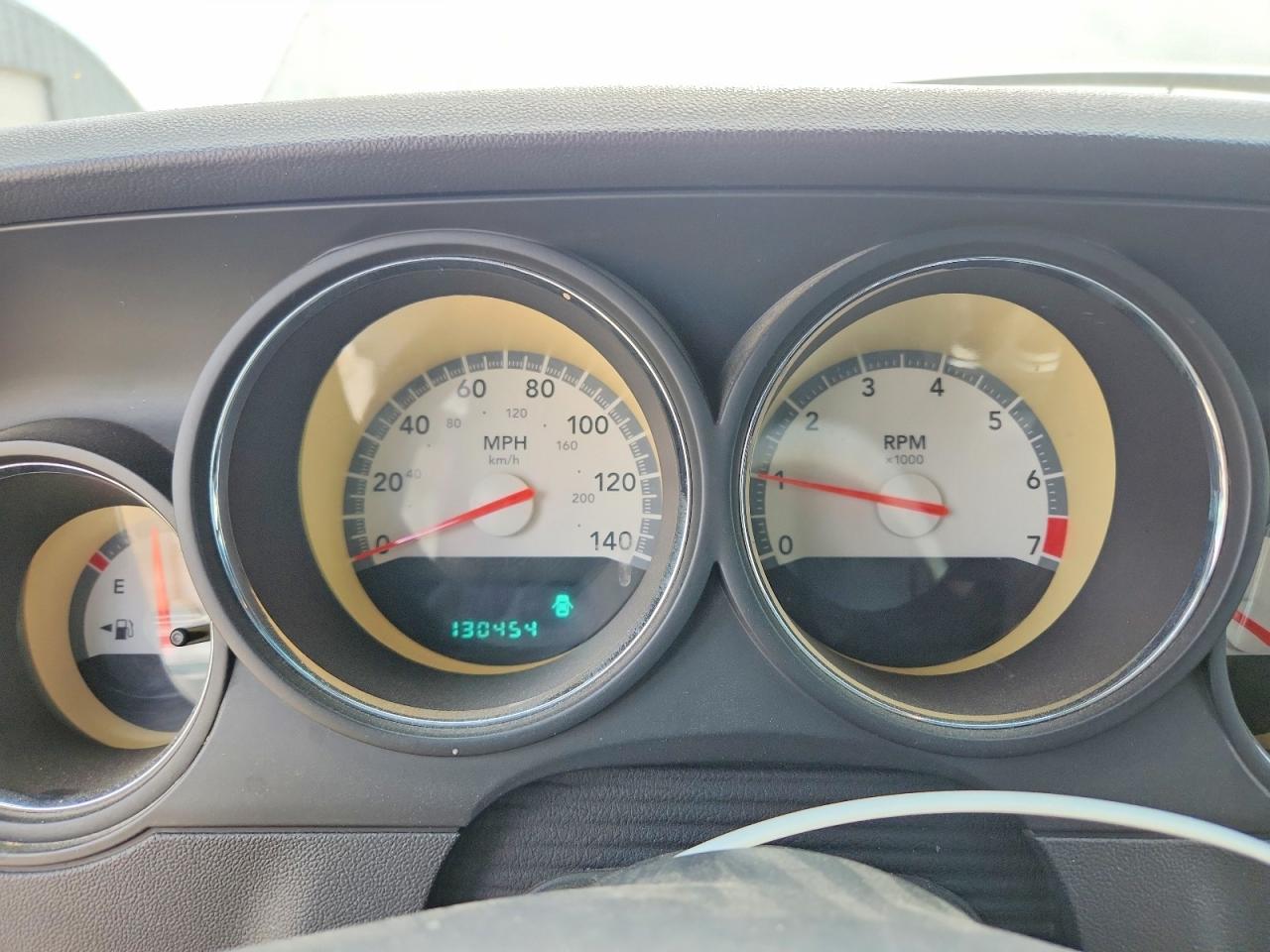 2009 Dodge Challenger Se White vin: 2B3LJ44V39H526544