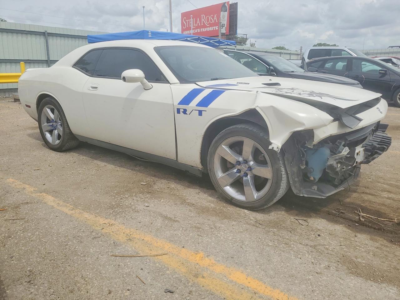 2009 Dodge Challenger R/t White vin: 2B3LJ54T09H572238