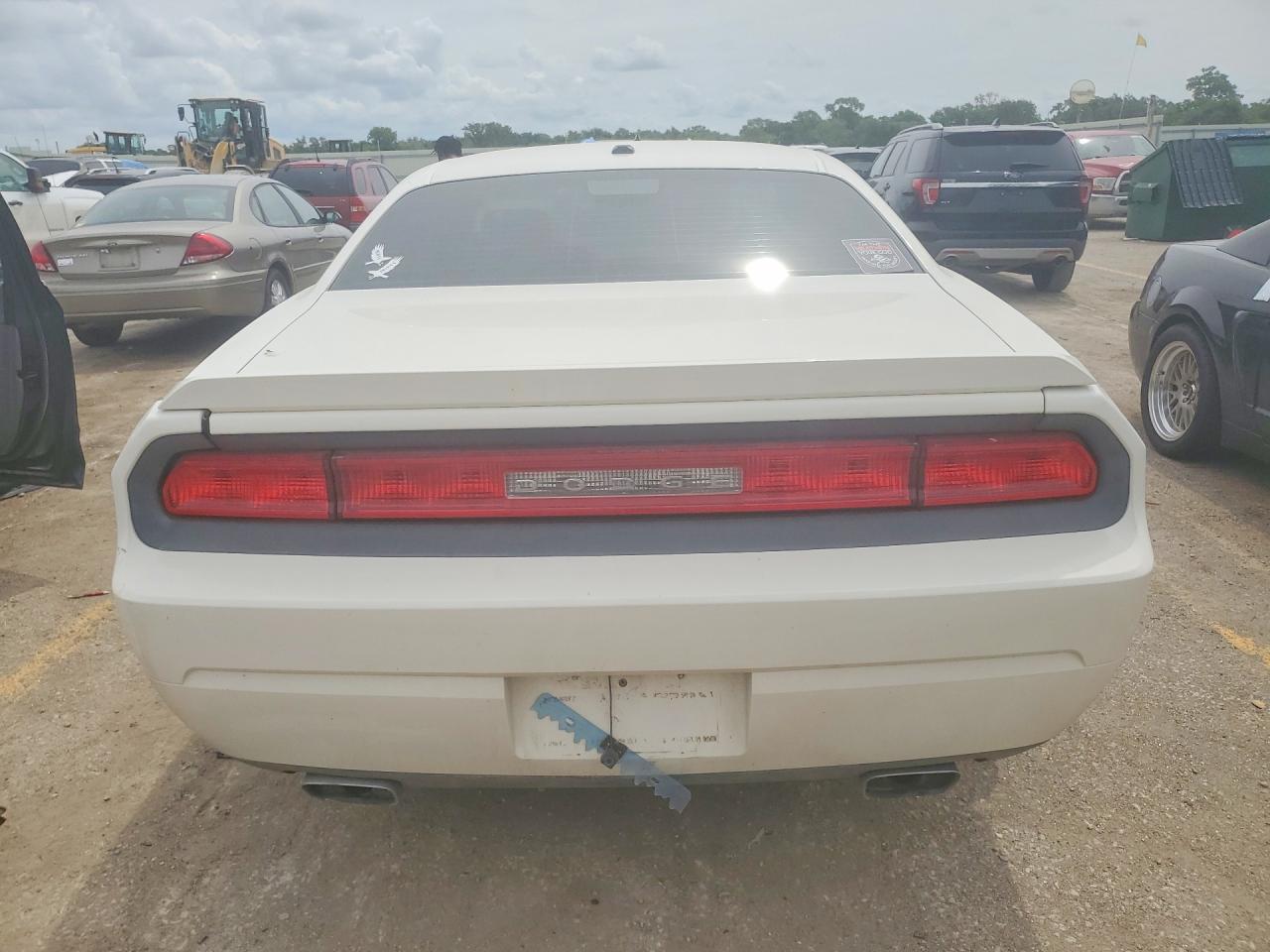 2009 Dodge Challenger R/t White vin: 2B3LJ54T09H572238
