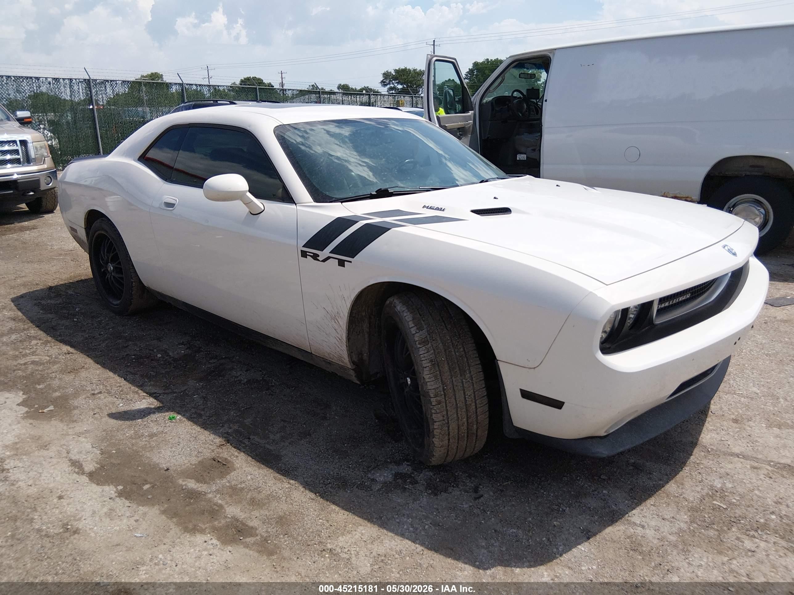 2009 Dodge Challenger R/t White vin: 2B3LJ54T09H577066