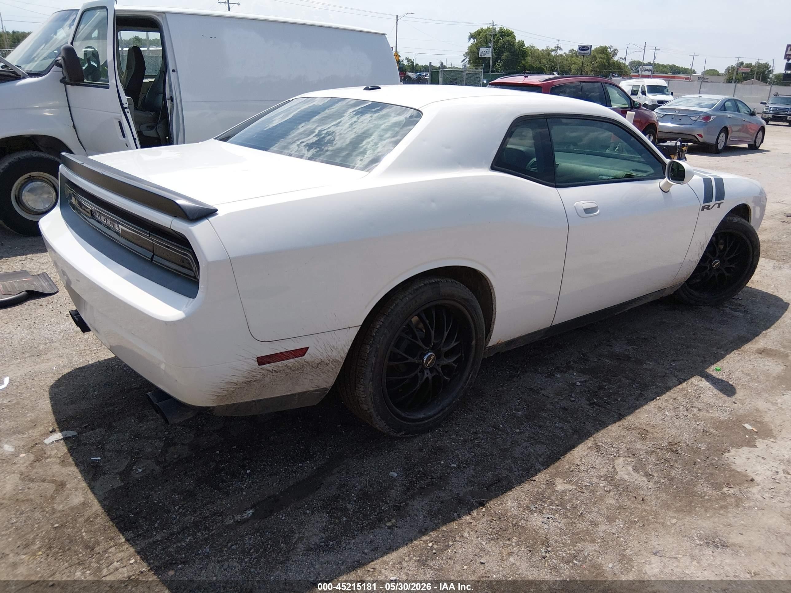 2009 Dodge Challenger R/t White vin: 2B3LJ54T09H577066