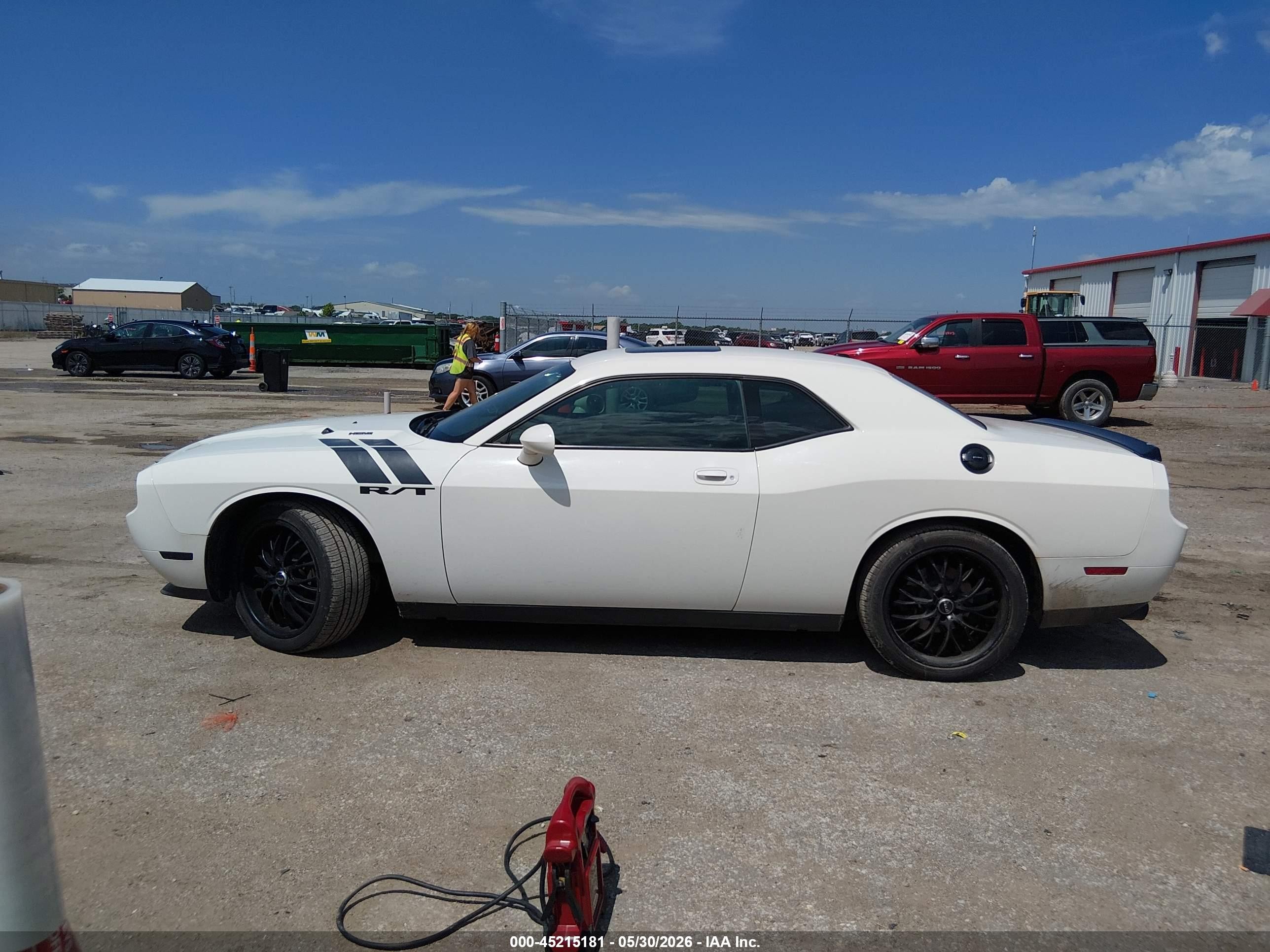 2009 Dodge Challenger R/t White vin: 2B3LJ54T09H577066