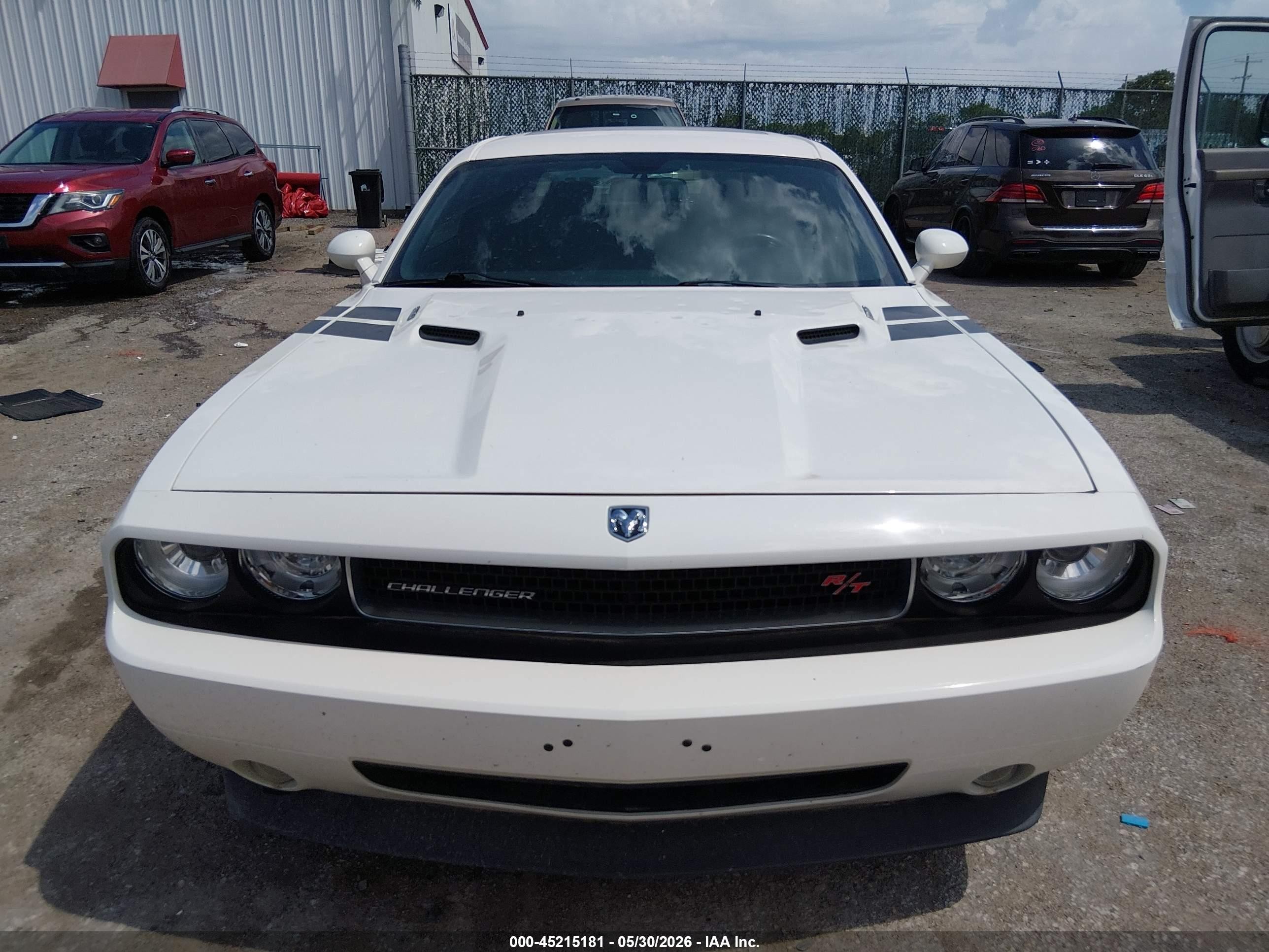 2009 Dodge Challenger R/t White vin: 2B3LJ54T09H577066