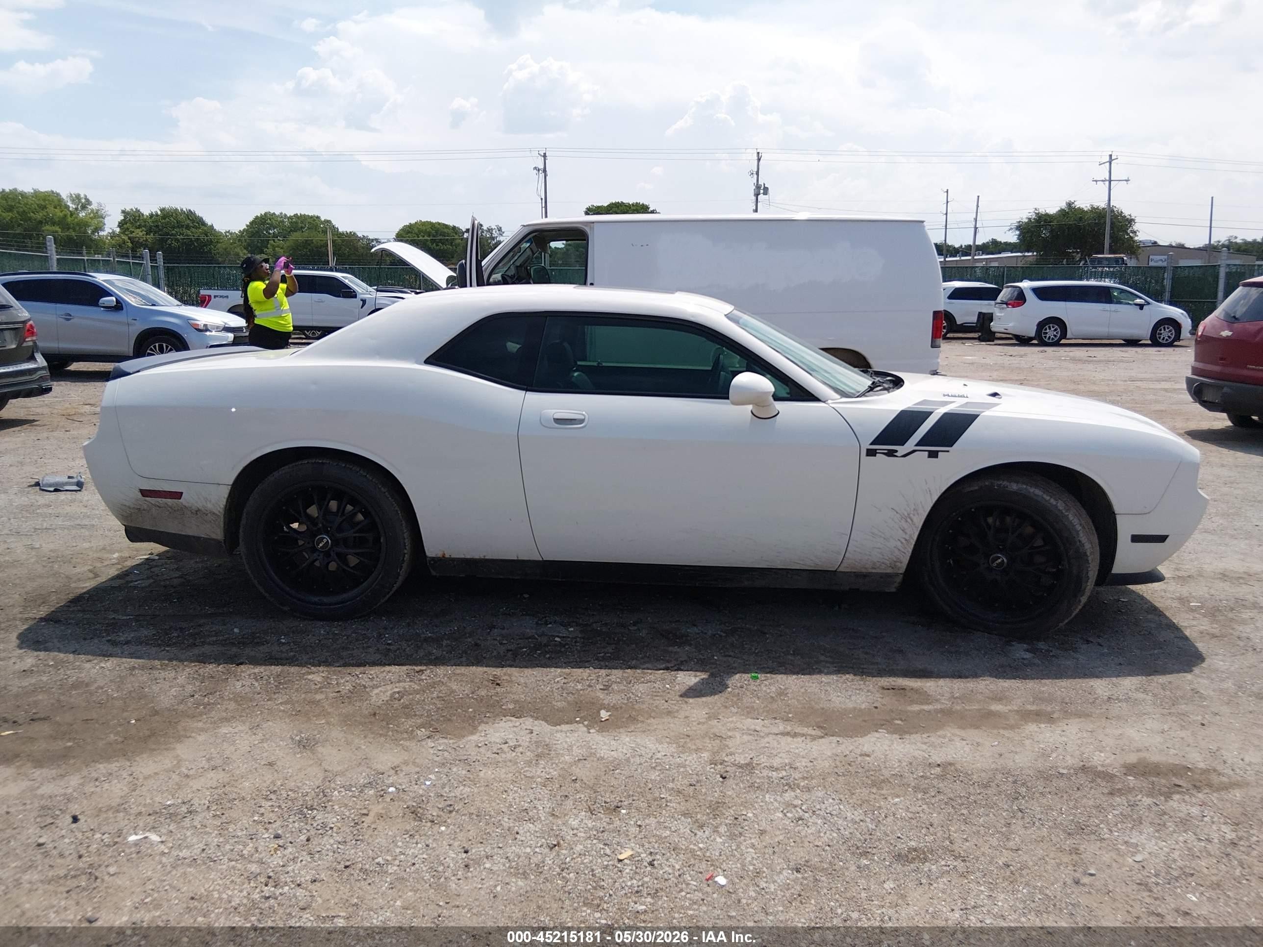 2009 Dodge Challenger R/t White vin: 2B3LJ54T09H577066