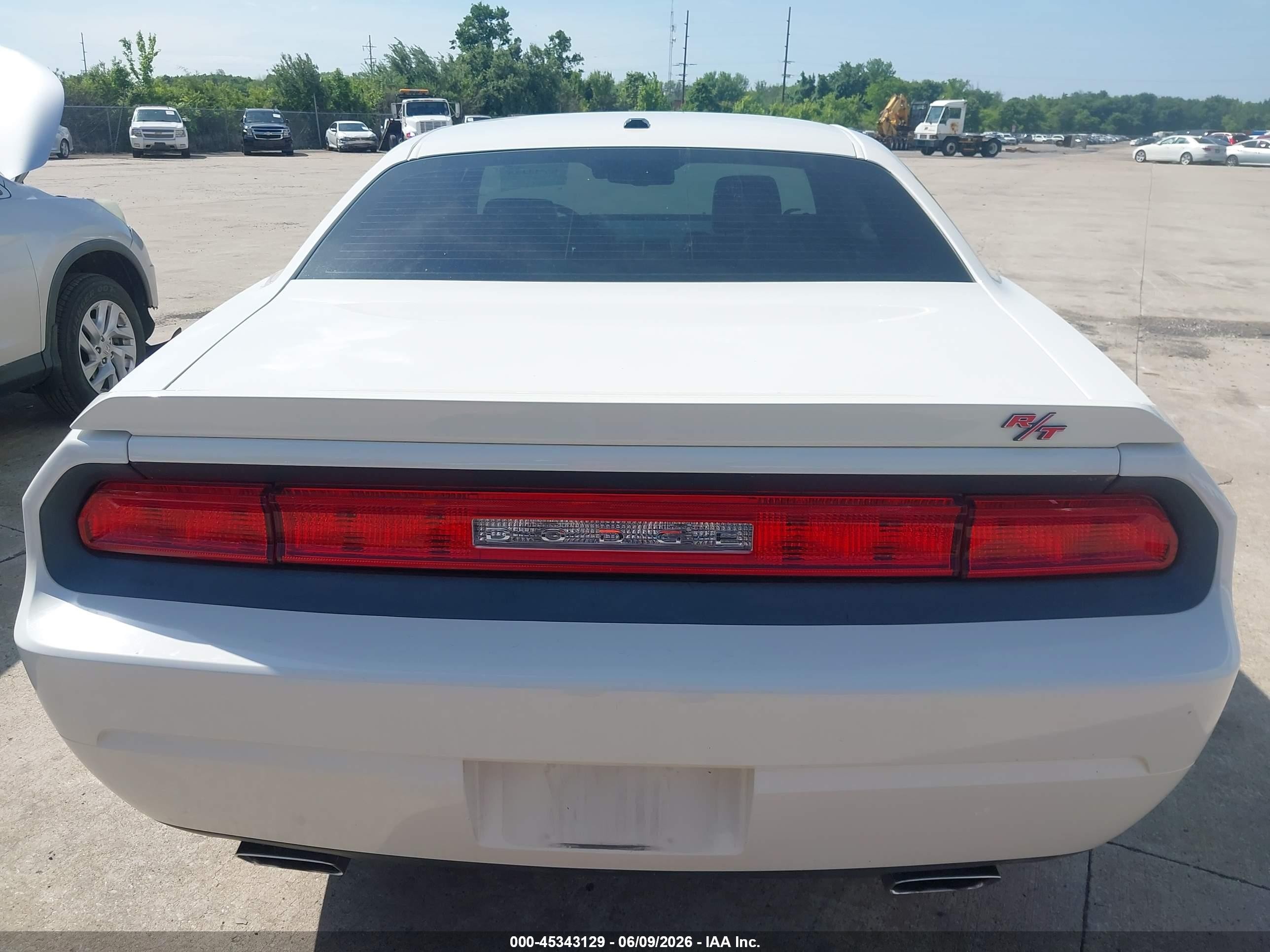 2009 Dodge Challenger R/t White vin: 2B3LJ54T79H579946