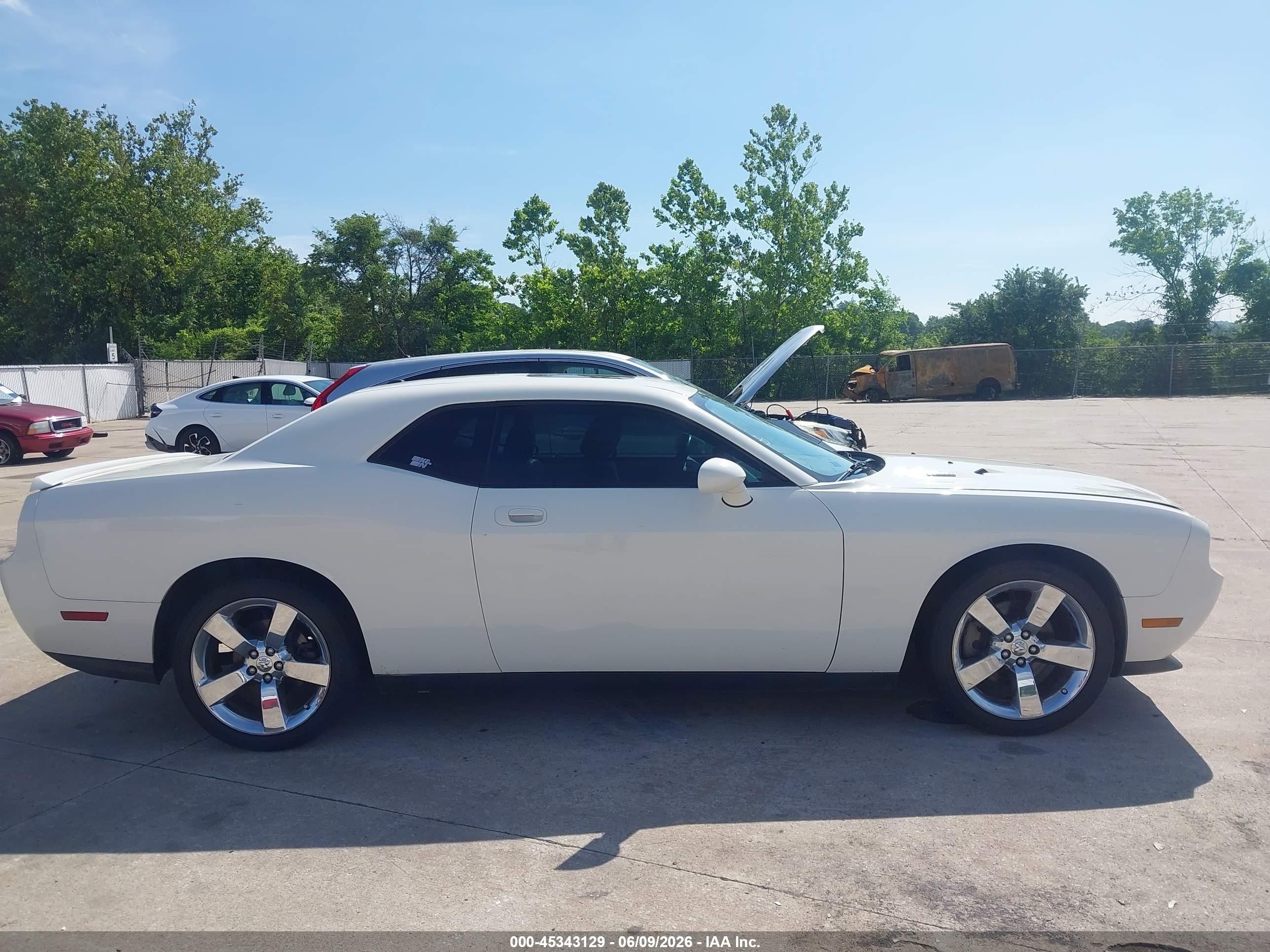 2009 Dodge Challenger R/t White vin: 2B3LJ54T79H579946