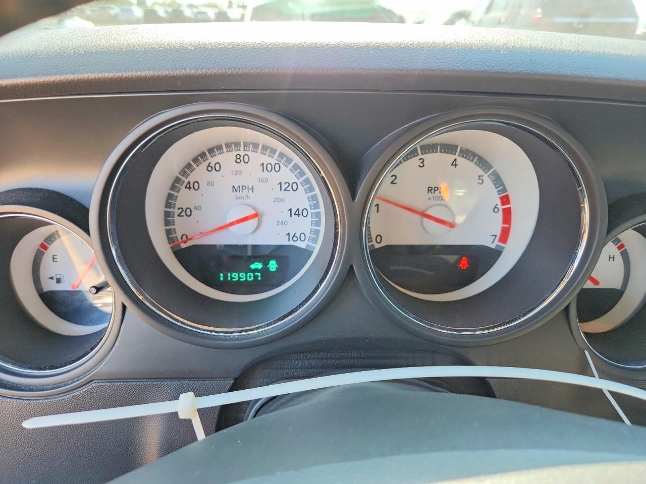 2009 Dodge Challenger R/t White vin: 2B3LJ54T99H597879