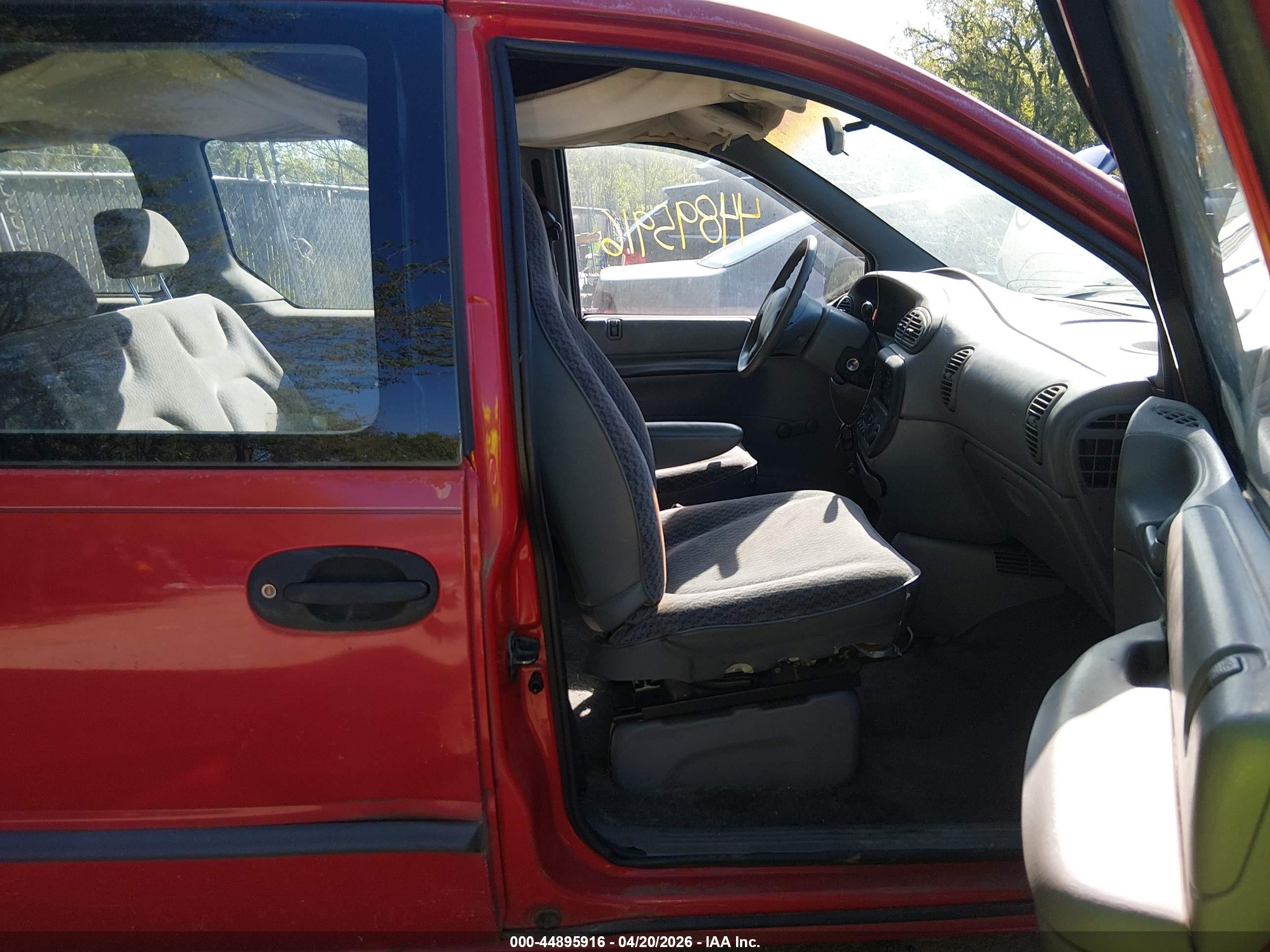 1999 Dodge Caravan   Red vin: 2B4FP2530XR169937