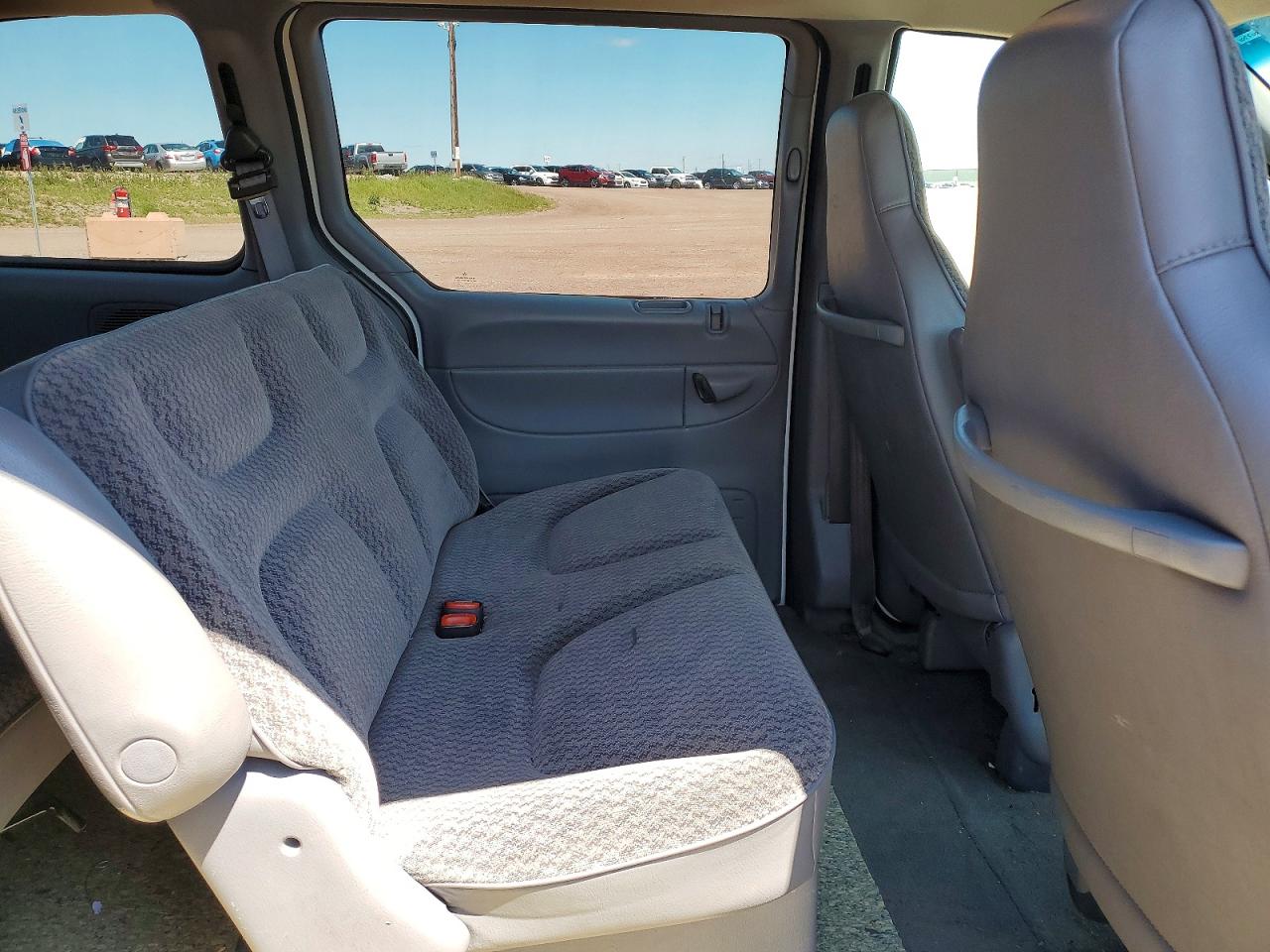 1999 Dodge Caravan White vin: 2B4FP2538XR448360