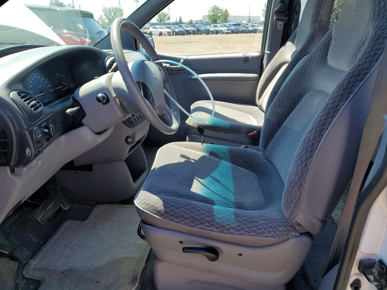 1999 Dodge Caravan White vin: 2B4FP2538XR448360