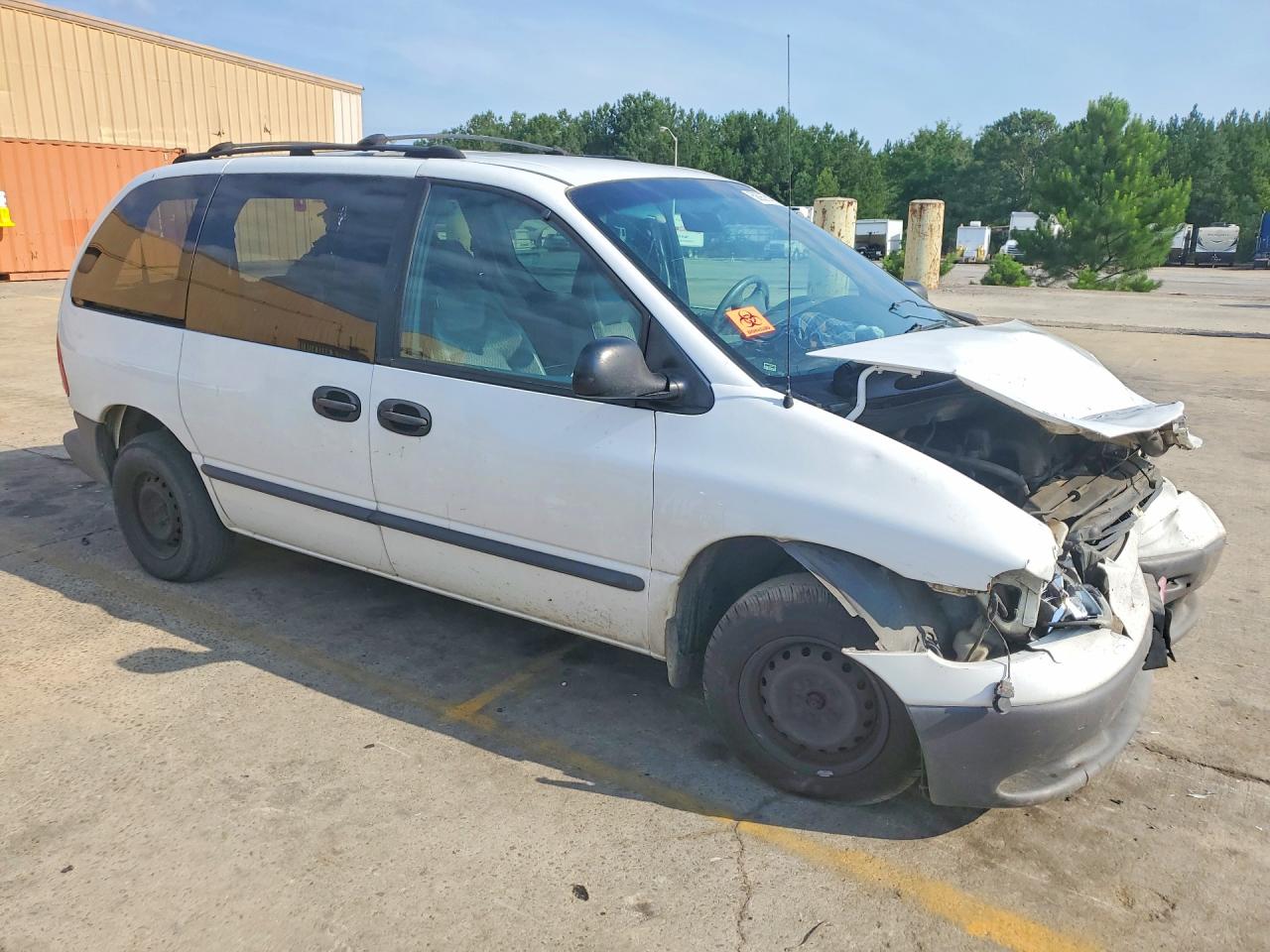 1999 Dodge Caravan White vin: 2B4FP25B0XR462213