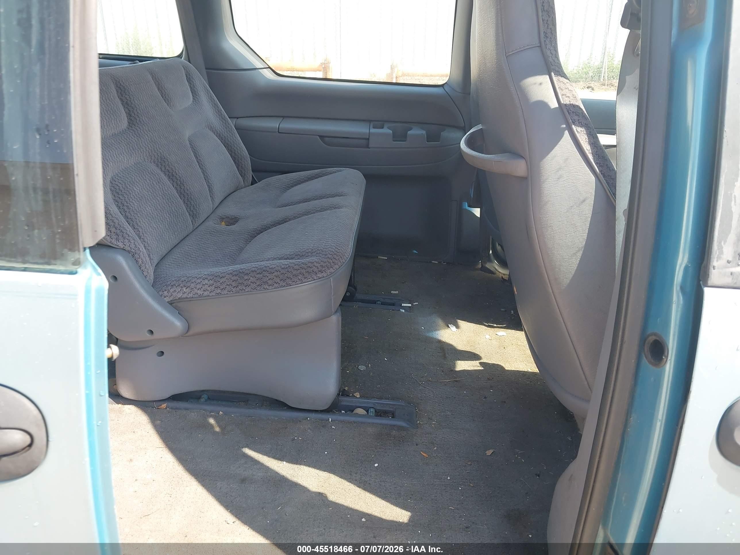 1998 Dodge Caravan   Blue vin: 2B4FP25B2WR500944