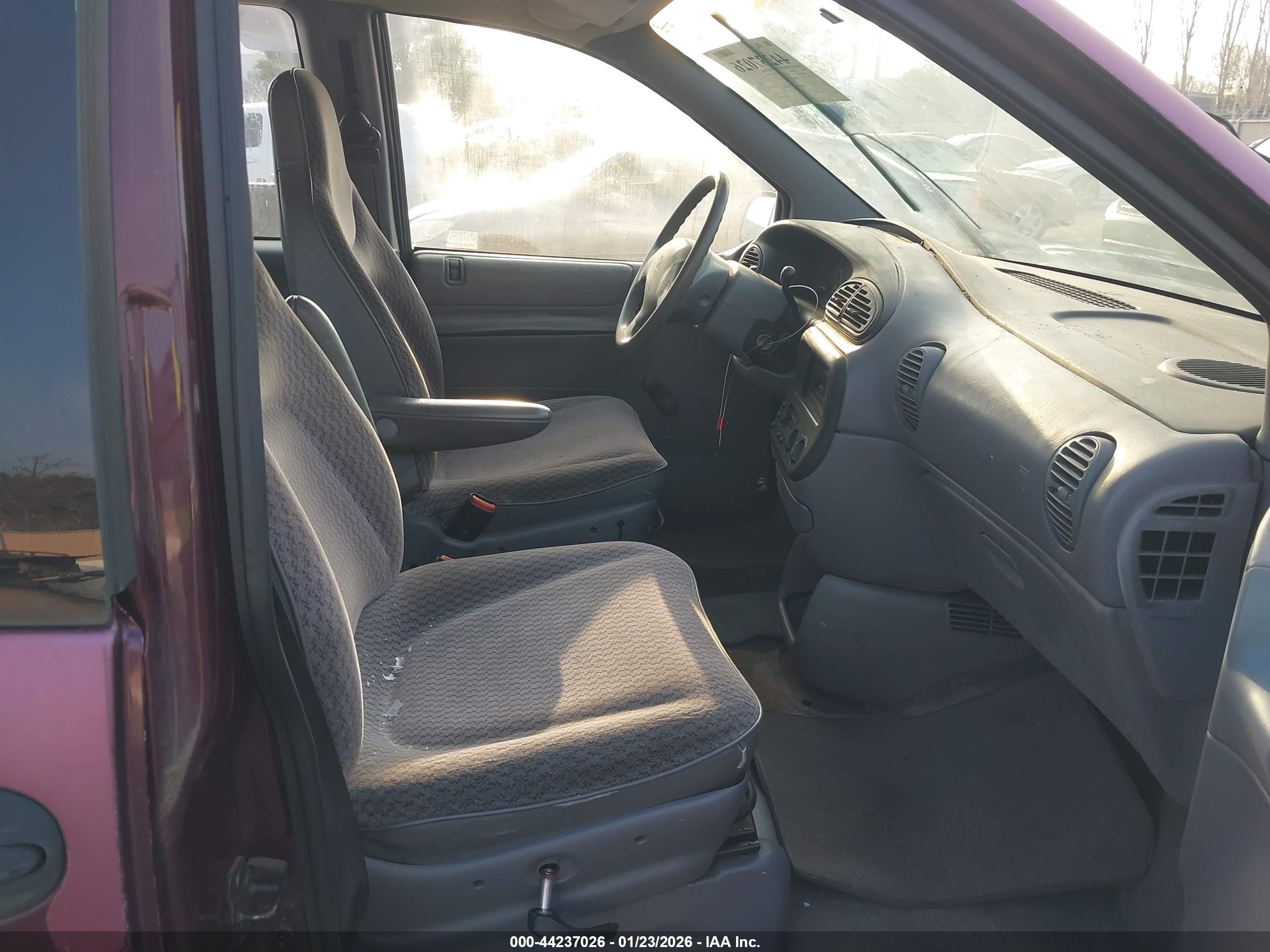 1999 Dodge Caravan   Red vin: 2B4FP25B4XR217169