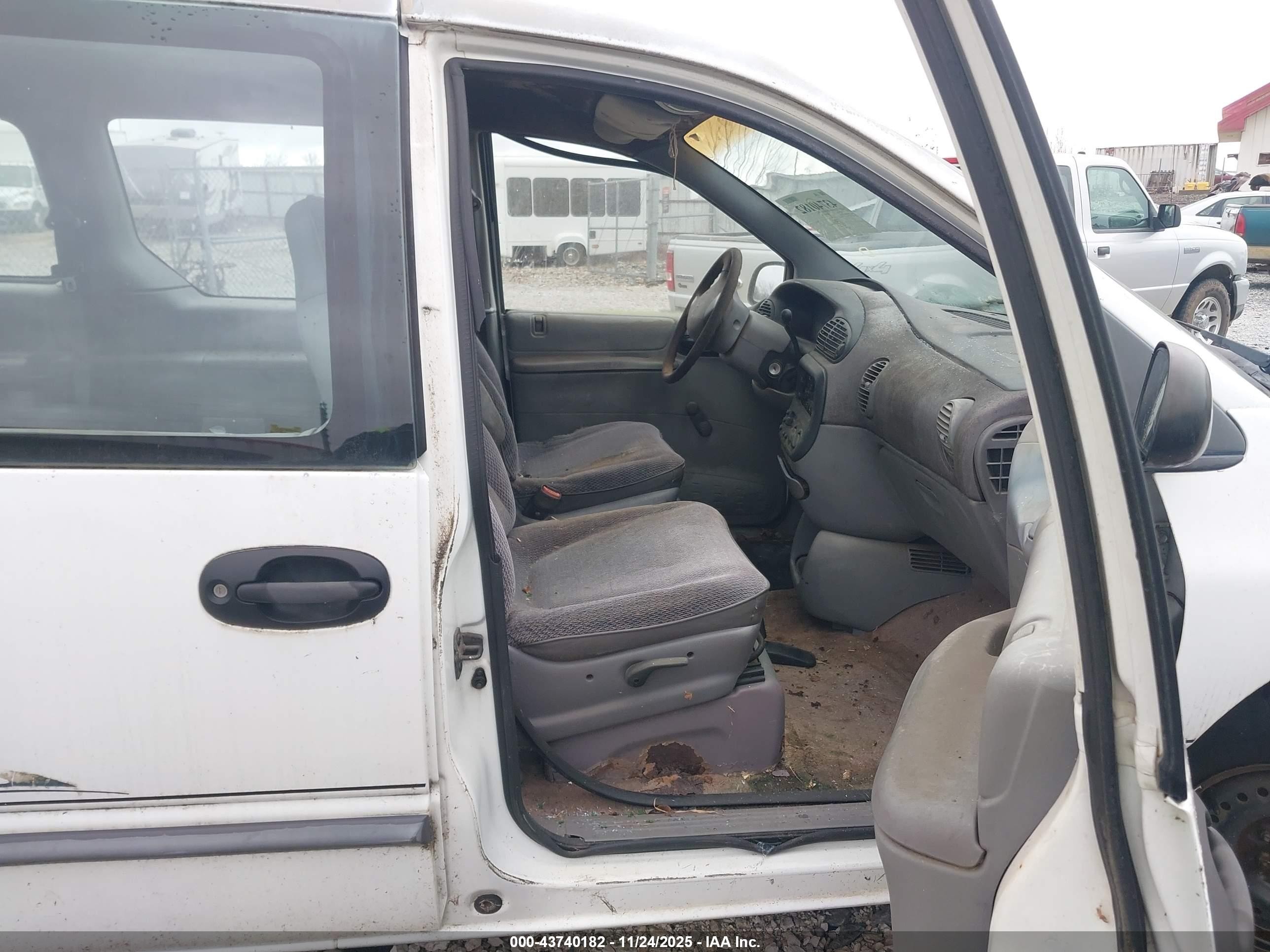 1997 Dodge Caravan   White vin: 2B4FP25B6VR102831