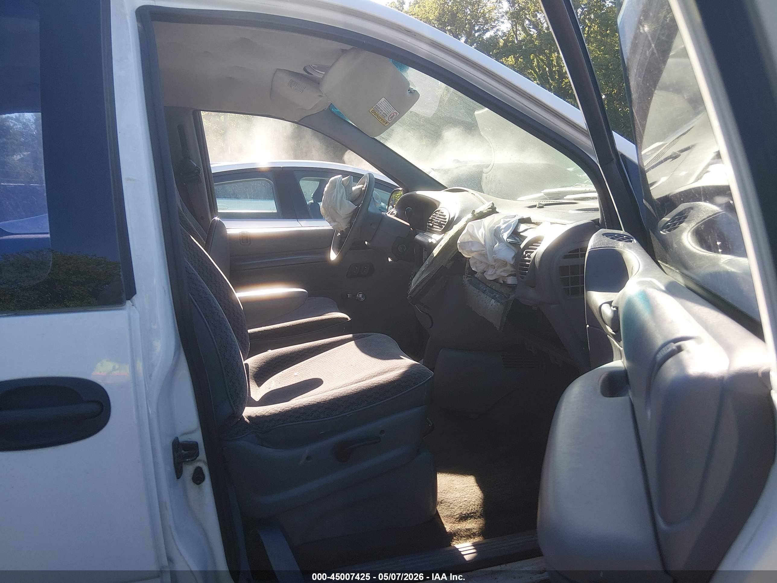 2000 Dodge Caravan   White vin: 2B4FP25B7YR699802