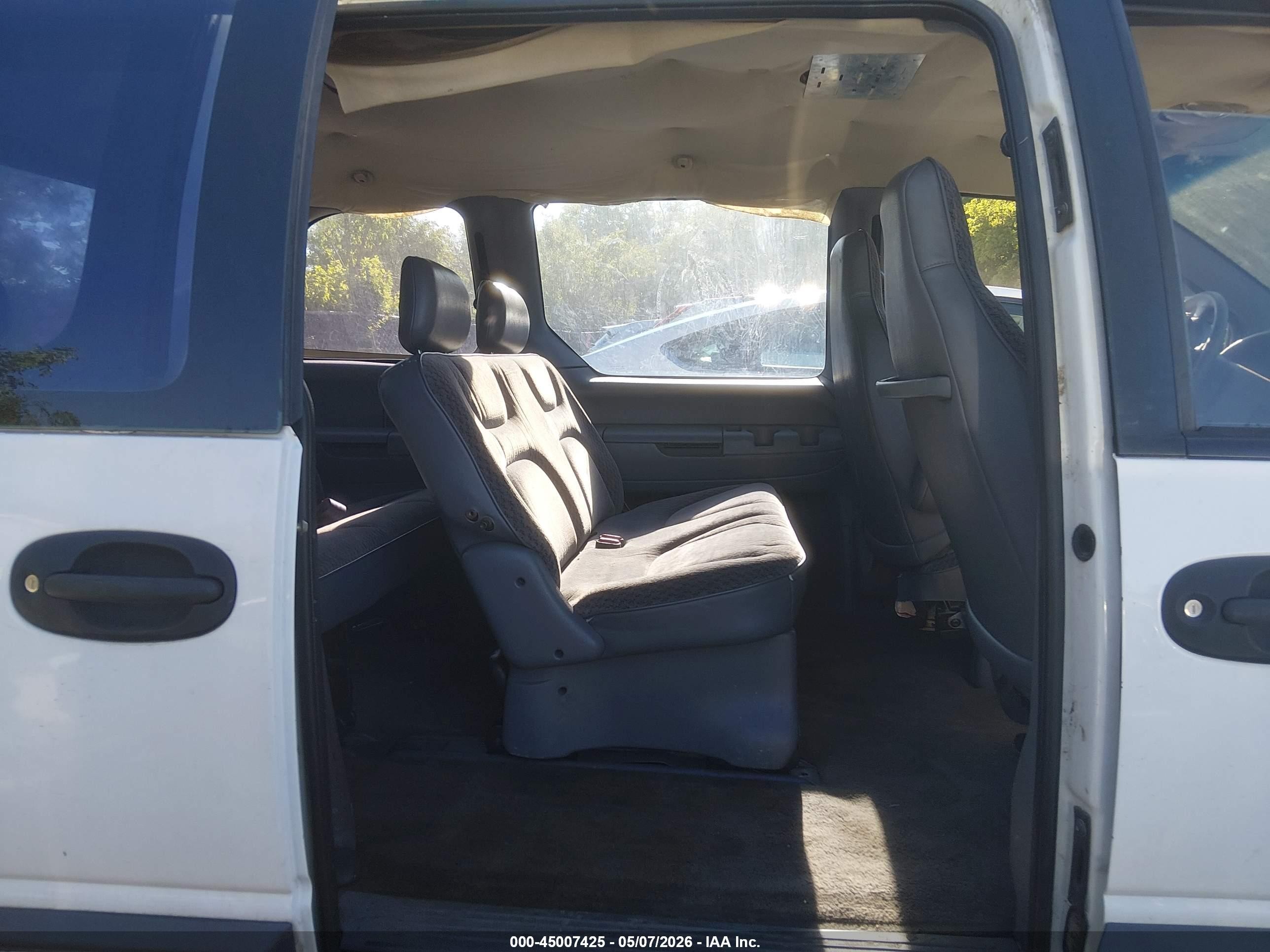 2000 Dodge Caravan   White vin: 2B4FP25B7YR699802