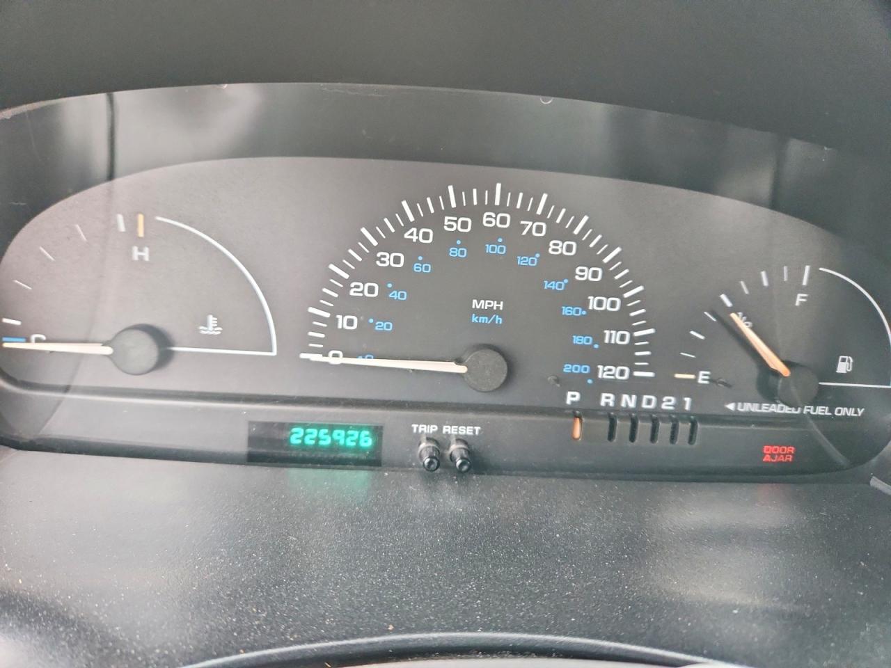 1998 Dodge Caravan White vin: 2B4FP25B9WR512864