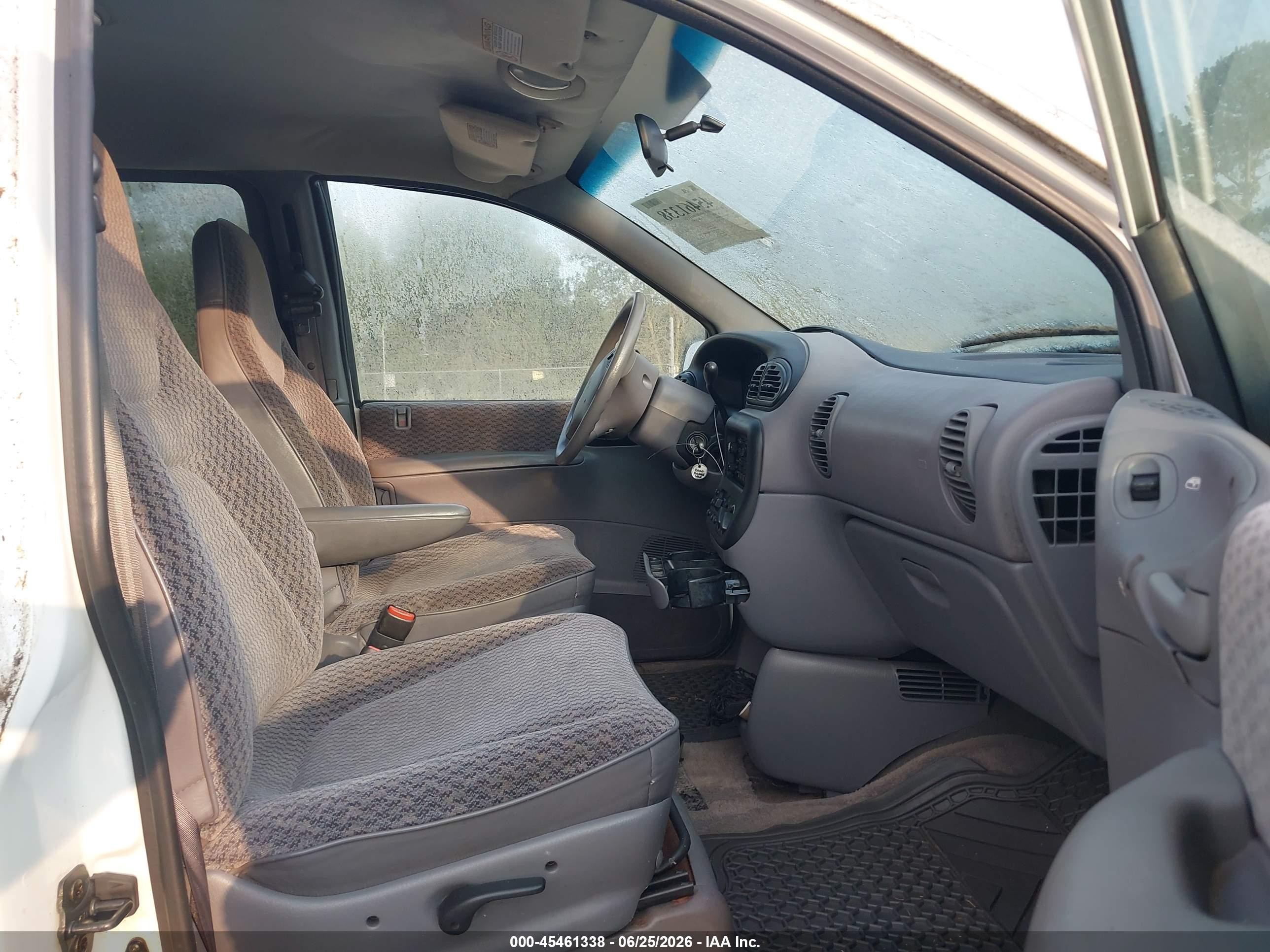 2000 Dodge Caravan   White vin: 2B4GP2534YR859728